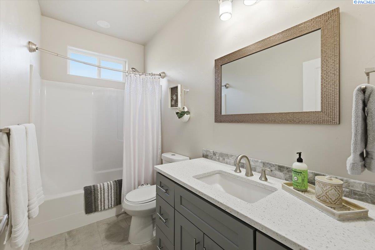 Richland, Washington, 99352, United States, 3 Bedrooms Bedrooms, ,2 BathroomsBathrooms,Residential,For Sale,1991630