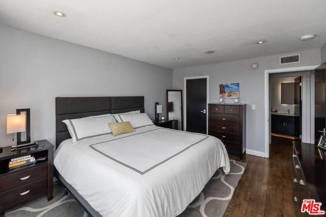 Los Angeles, California, 90068, United States, 2 Bedrooms Bedrooms, ,2 BathroomsBathrooms,Residential,For Sale,1939987