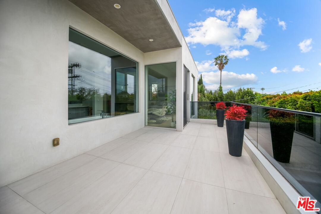 Los Angeles, California, 90046, United States, 5 Bedrooms Bedrooms, ,2 BathroomsBathrooms,Residential,For Sale,1829471