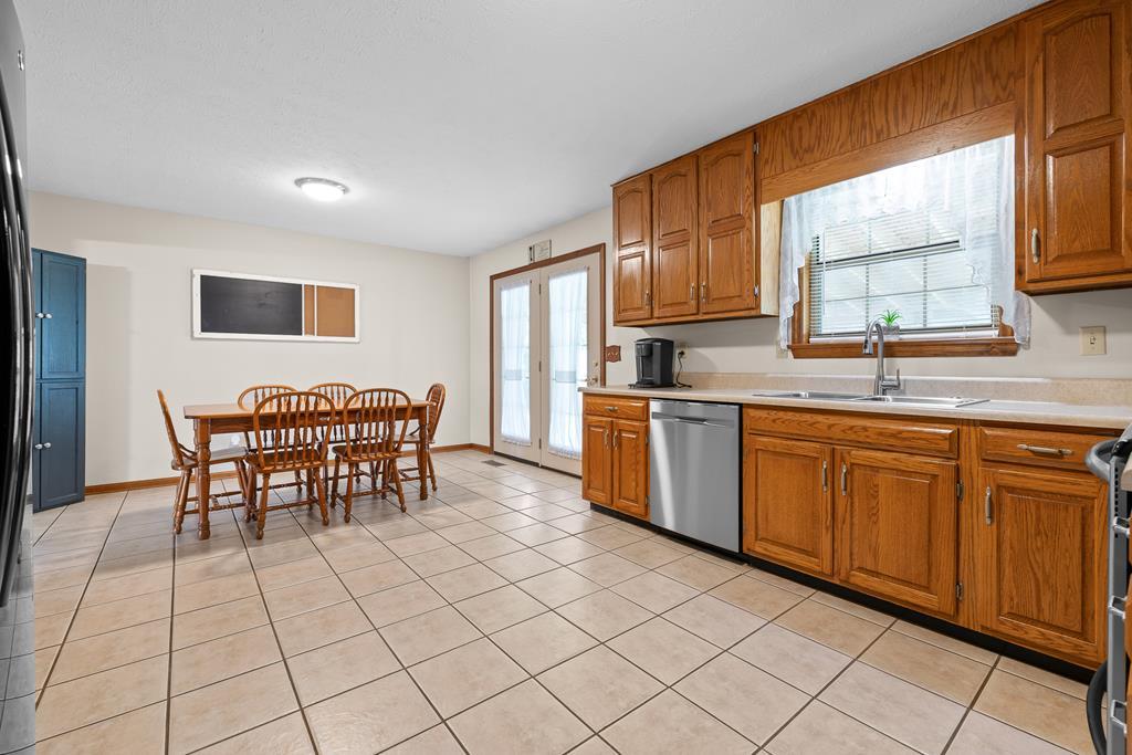 Ringgold, Georgia, 30736, United States, 6 Bedrooms Bedrooms, ,4 BathroomsBathrooms,Residential,For Sale,1927527