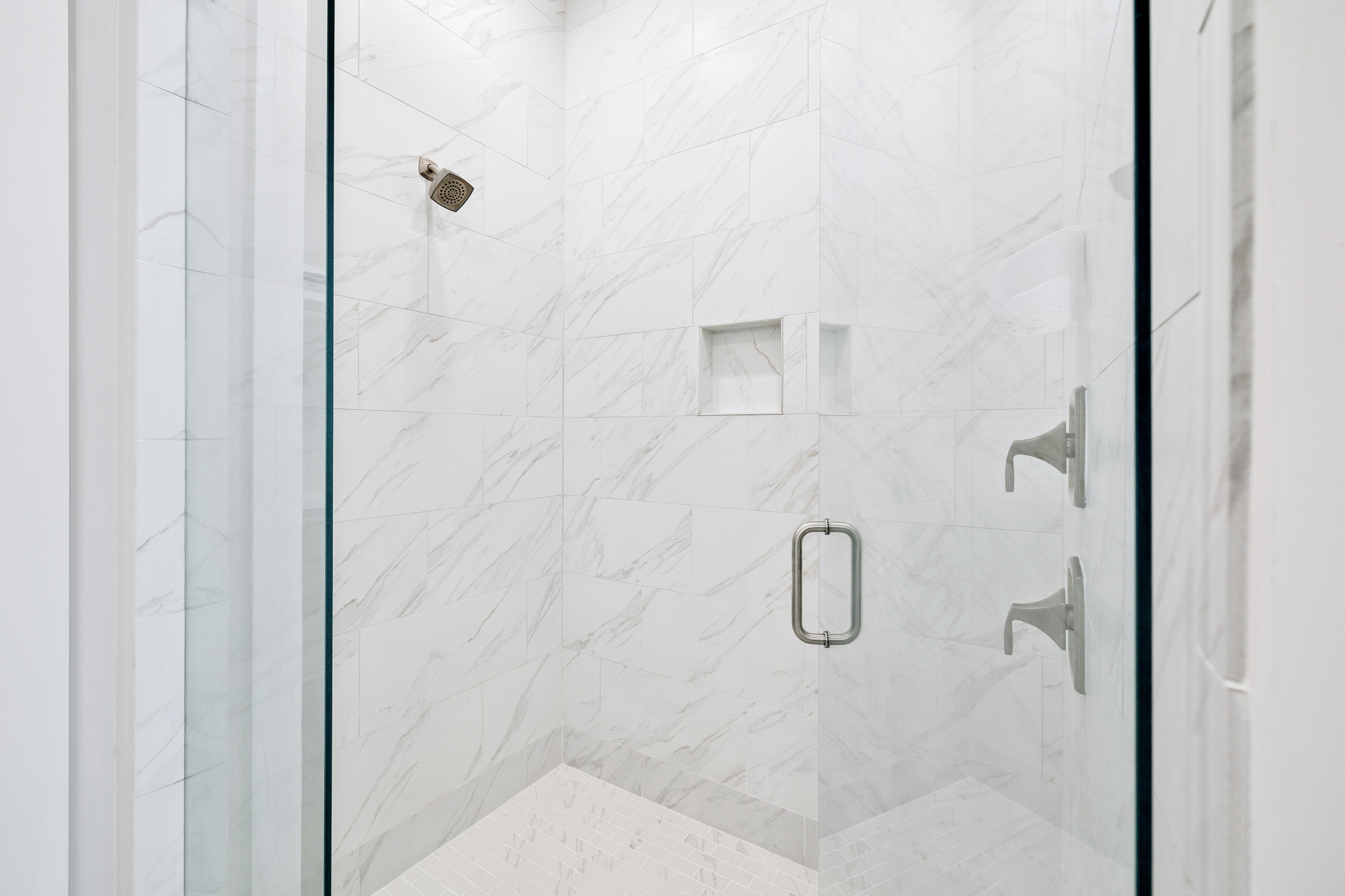  Spacious 3-Level Home With Elevator & Steps to Community Pool - 物件實景