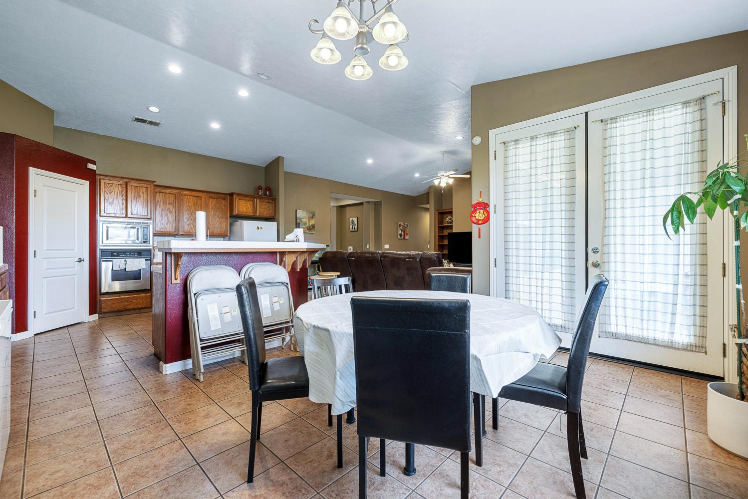 Fresno, California, 93727, United States, 4 Bedrooms Bedrooms, ,2 BathroomsBathrooms,Residential,For Sale,2008580