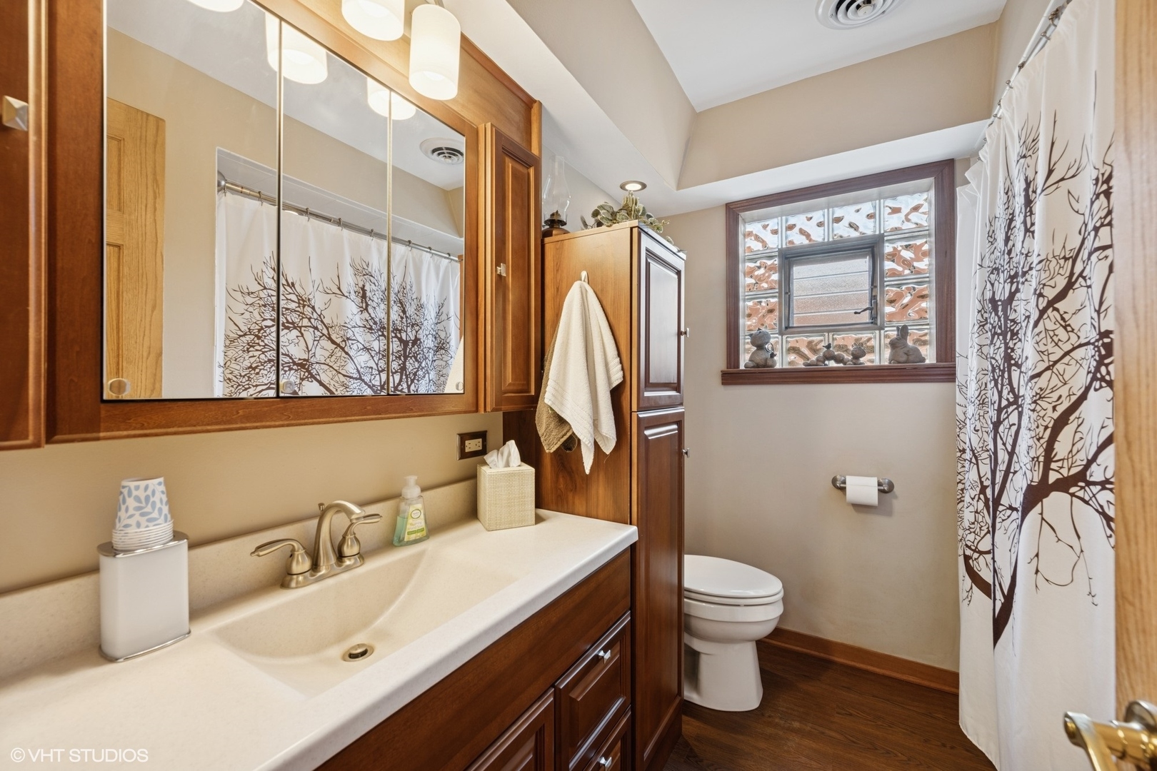 Oak Lawn, Illinois, 60453, United States, 5 Bedrooms Bedrooms, ,4 BathroomsBathrooms,Residential,For Sale,1932429