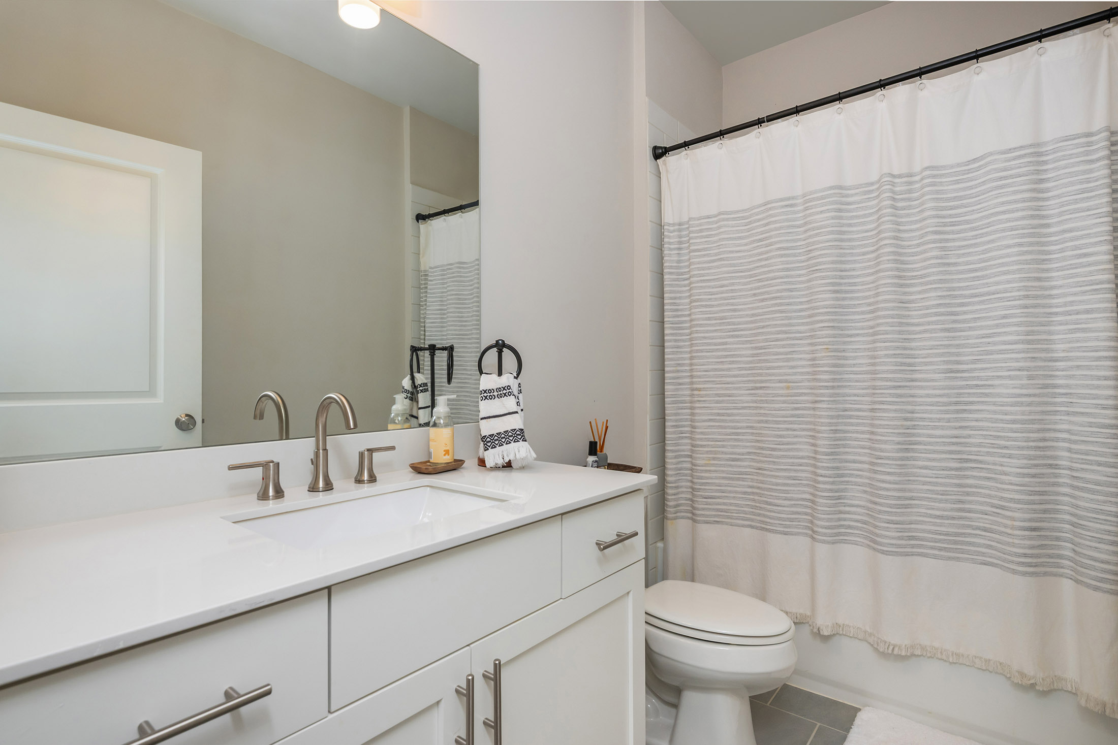  Welcome to Exceptional Townhome Living in Waterside Community - 物件實景