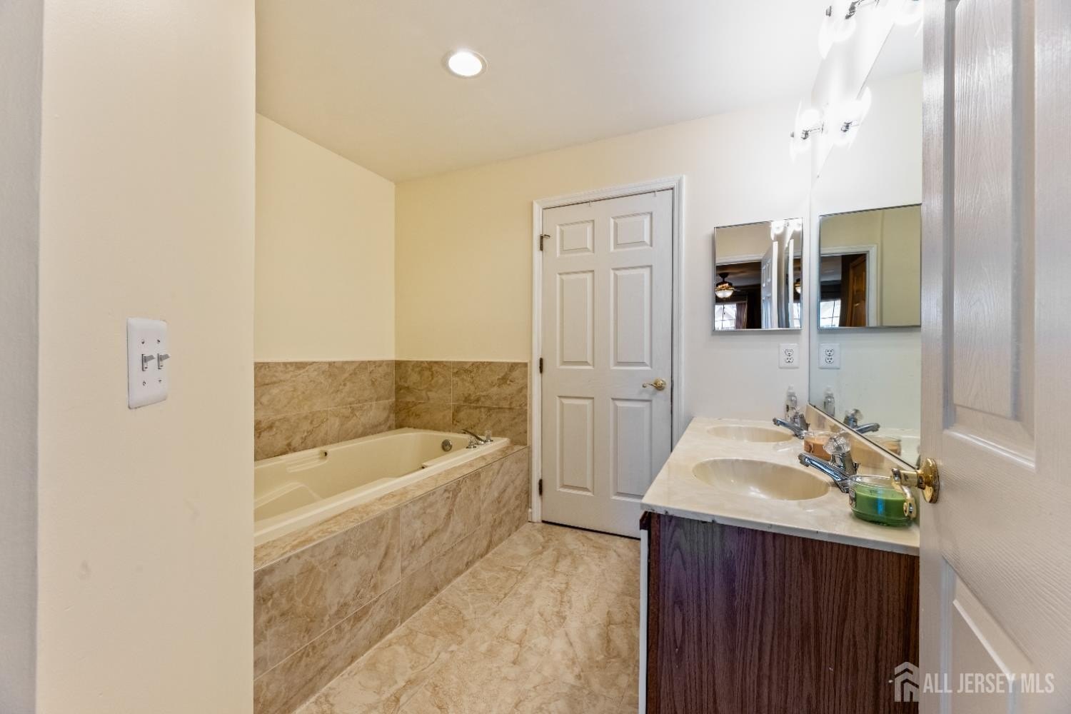 Edison, New Jersey, 08820, United States, 3 Bedrooms Bedrooms, ,3 BathroomsBathrooms,Residential,For Sale,2005666