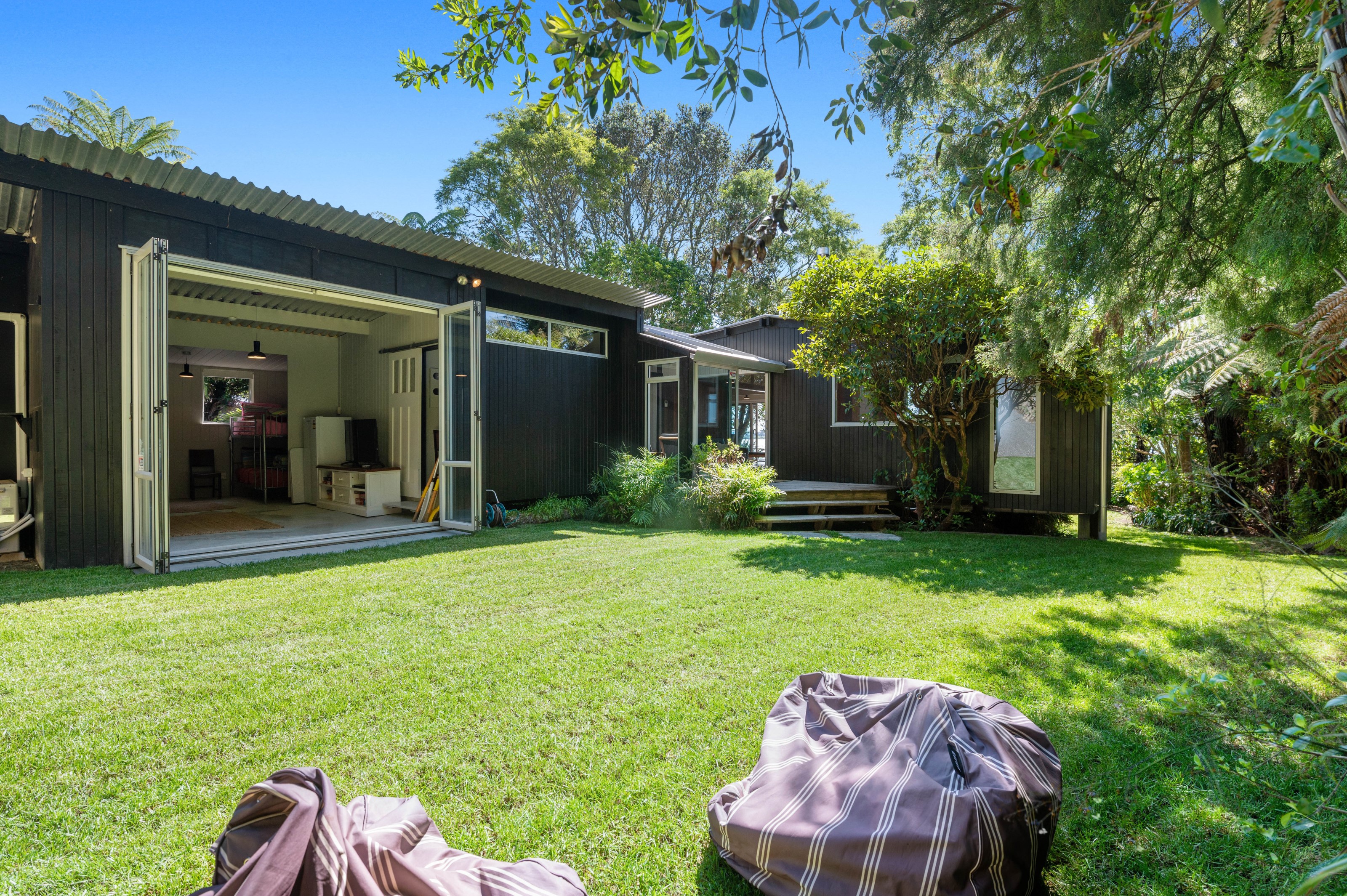  Mid-Century Design, Timeless Lakefront Living - 物件實景