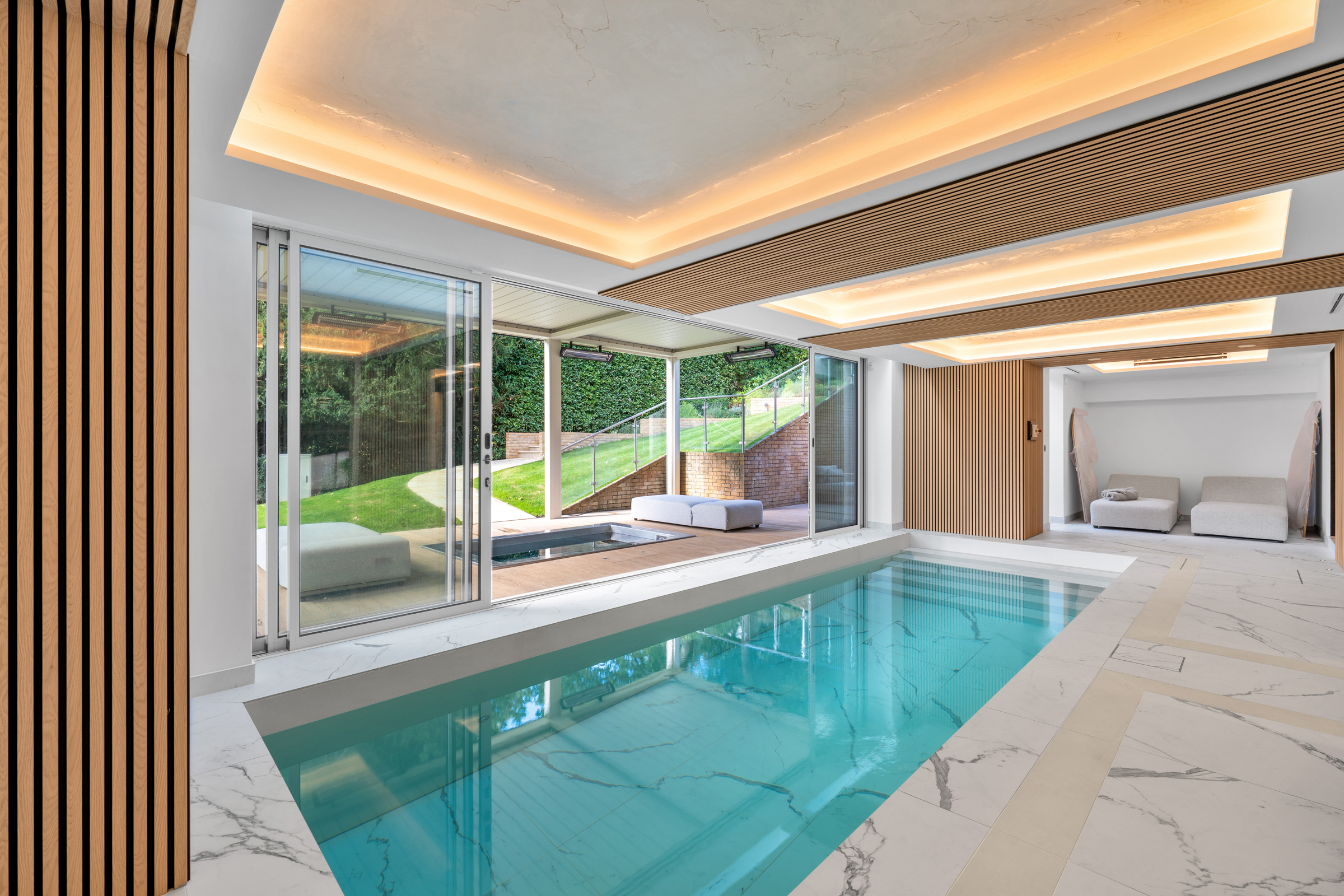 A six-bedroom St George’s Hill house with a private spa and rising-floor pool - 物件實景