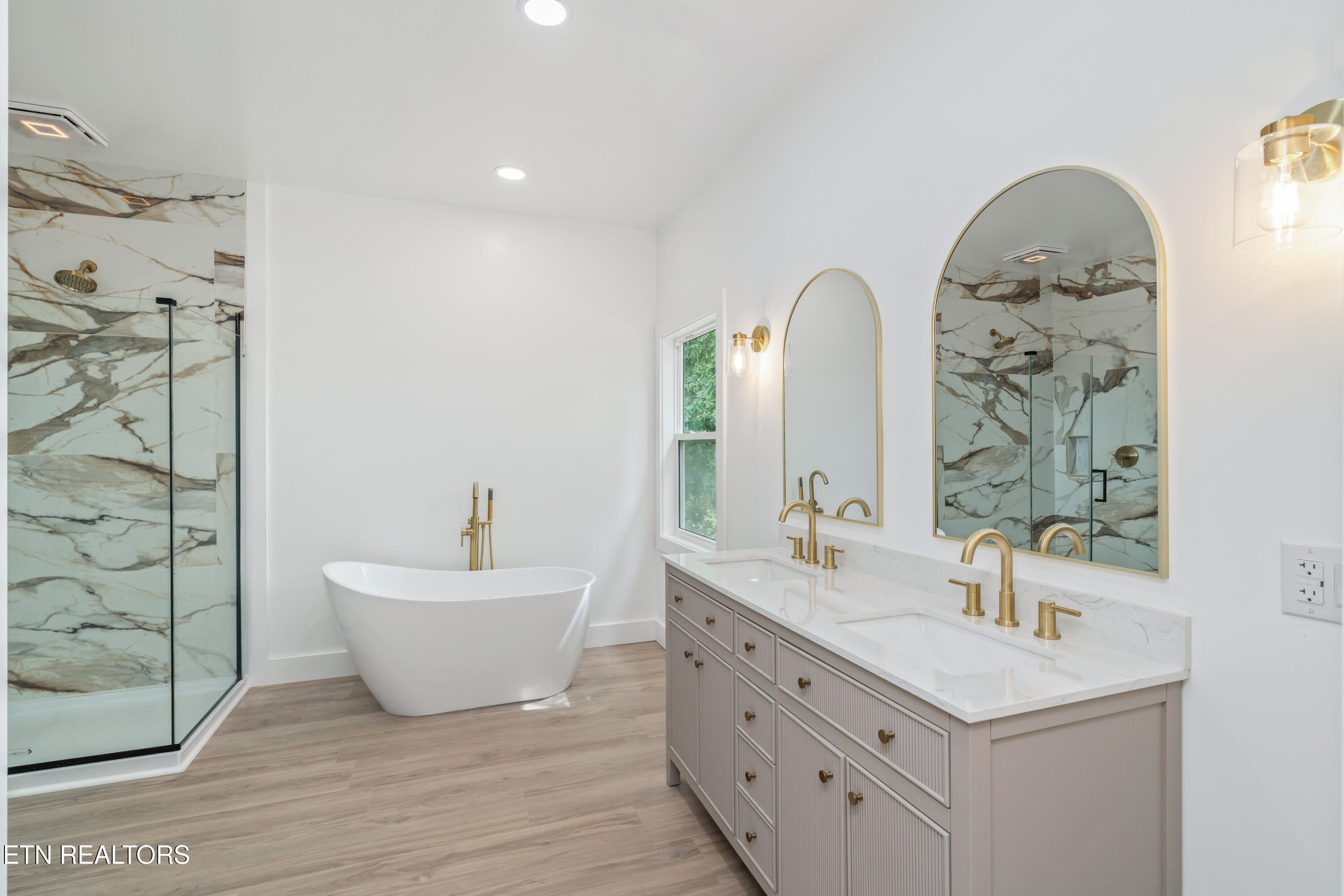 Kingston, Tennessee, 37763, United States, 3 Bedrooms Bedrooms, ,2 BathroomsBathrooms,Residential,For Sale,1907401