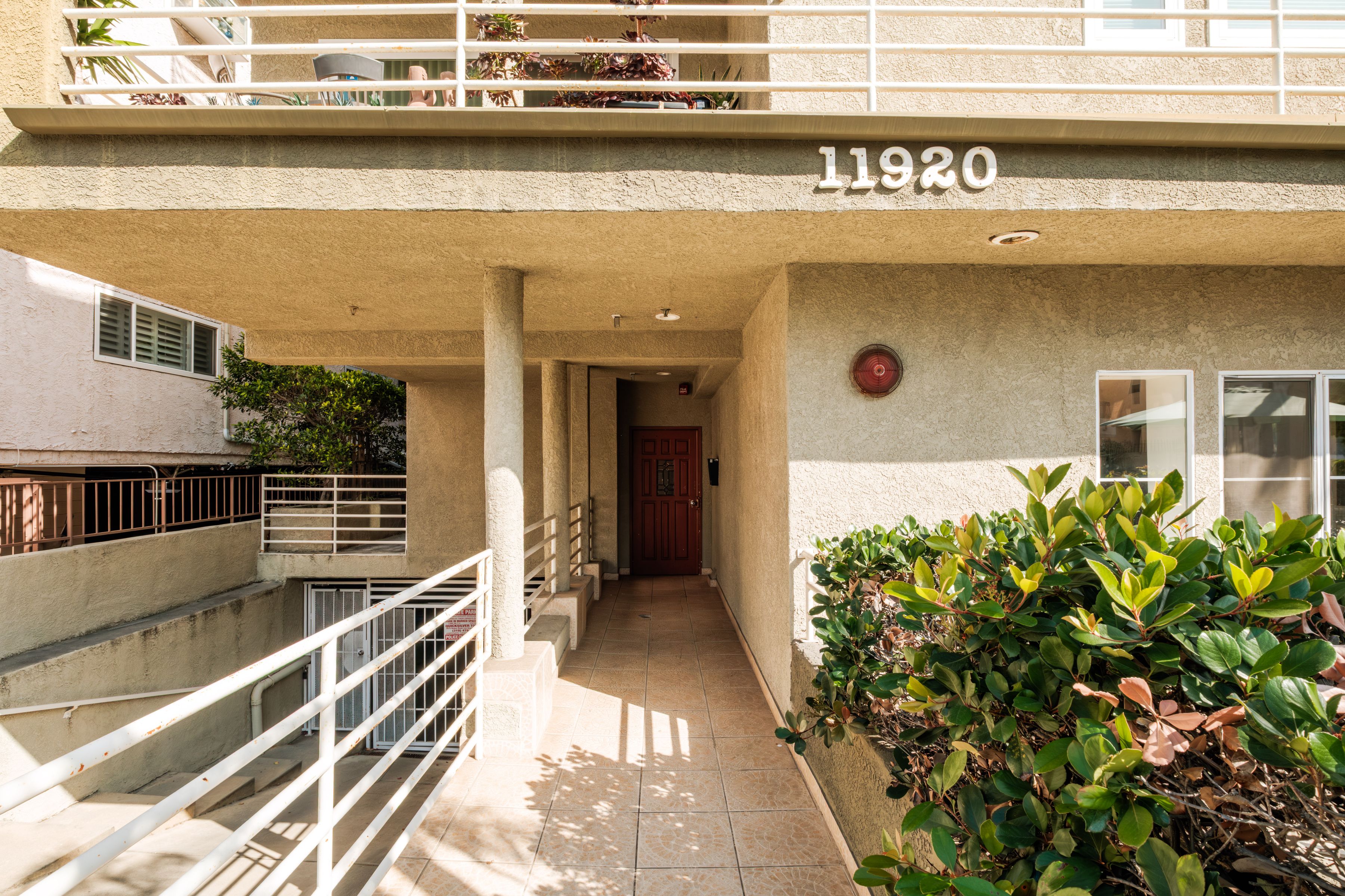 11920 Goshen Ave - 物件實景