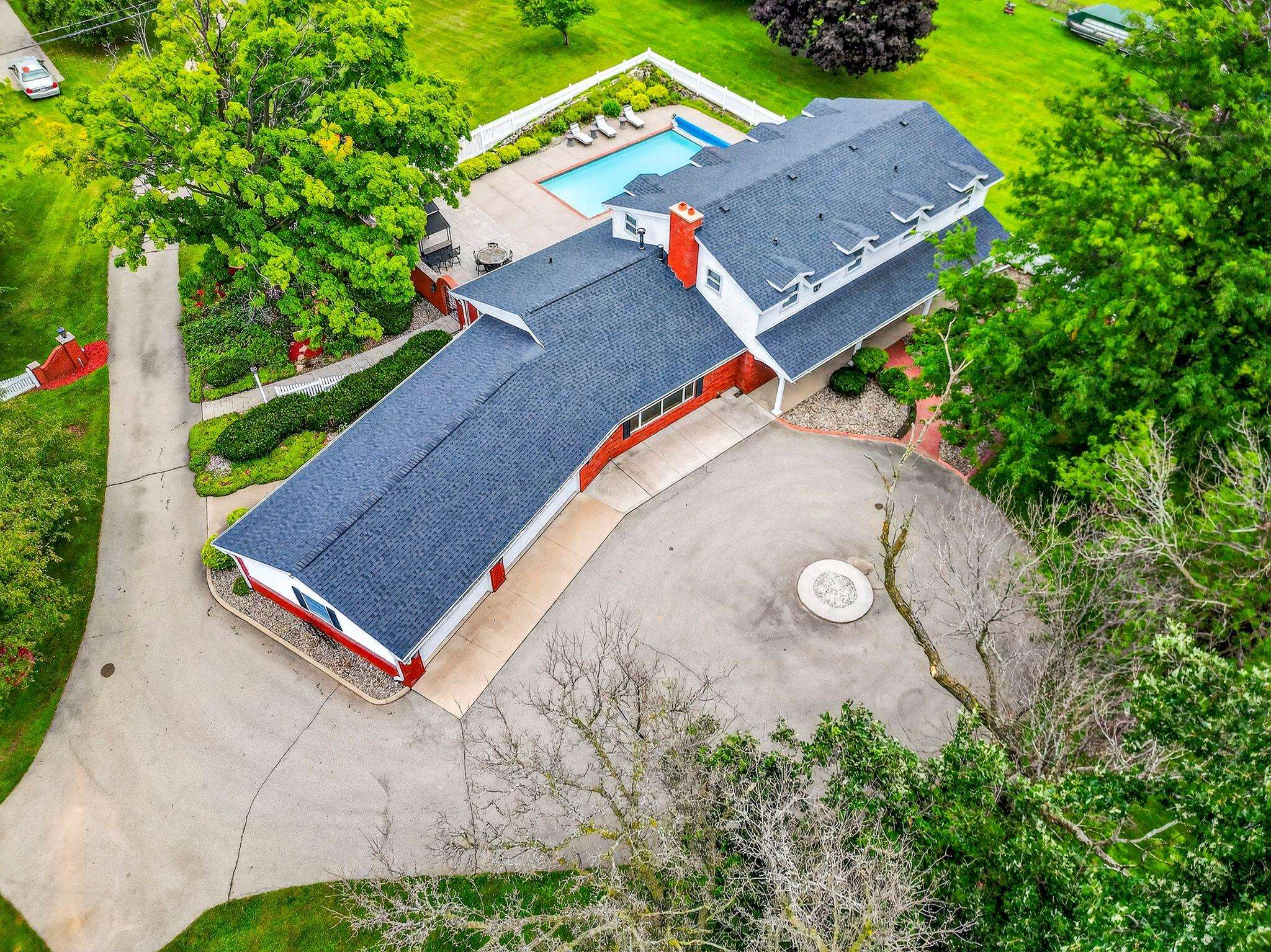 Hortonville, Wisconsin, 54944-9435, United States, 5 Bedrooms Bedrooms, ,4 BathroomsBathrooms,Residential,For Sale,1977478