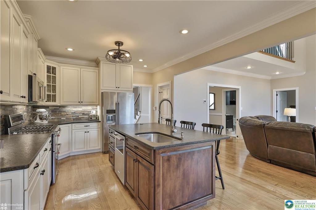 Stroudsburg, Pennsylvania, 18360-6926, United States, 7 Bedrooms Bedrooms, ,4 BathroomsBathrooms,Residential,For Sale,1904497