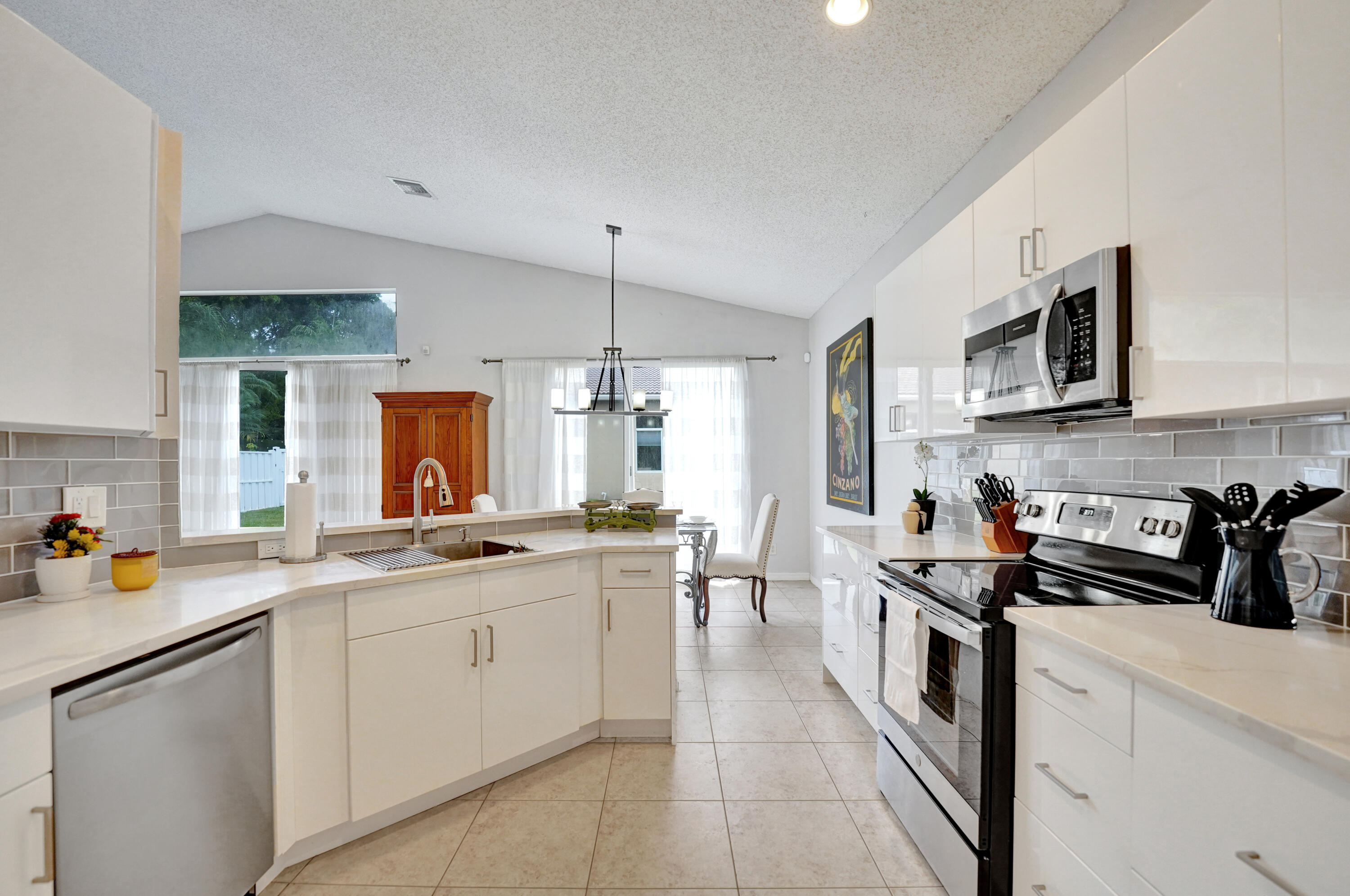 Pembroke Pines, Florida, 33332, United States, 3 Bedrooms Bedrooms, ,2 BathroomsBathrooms,Residential,For Sale,1987784