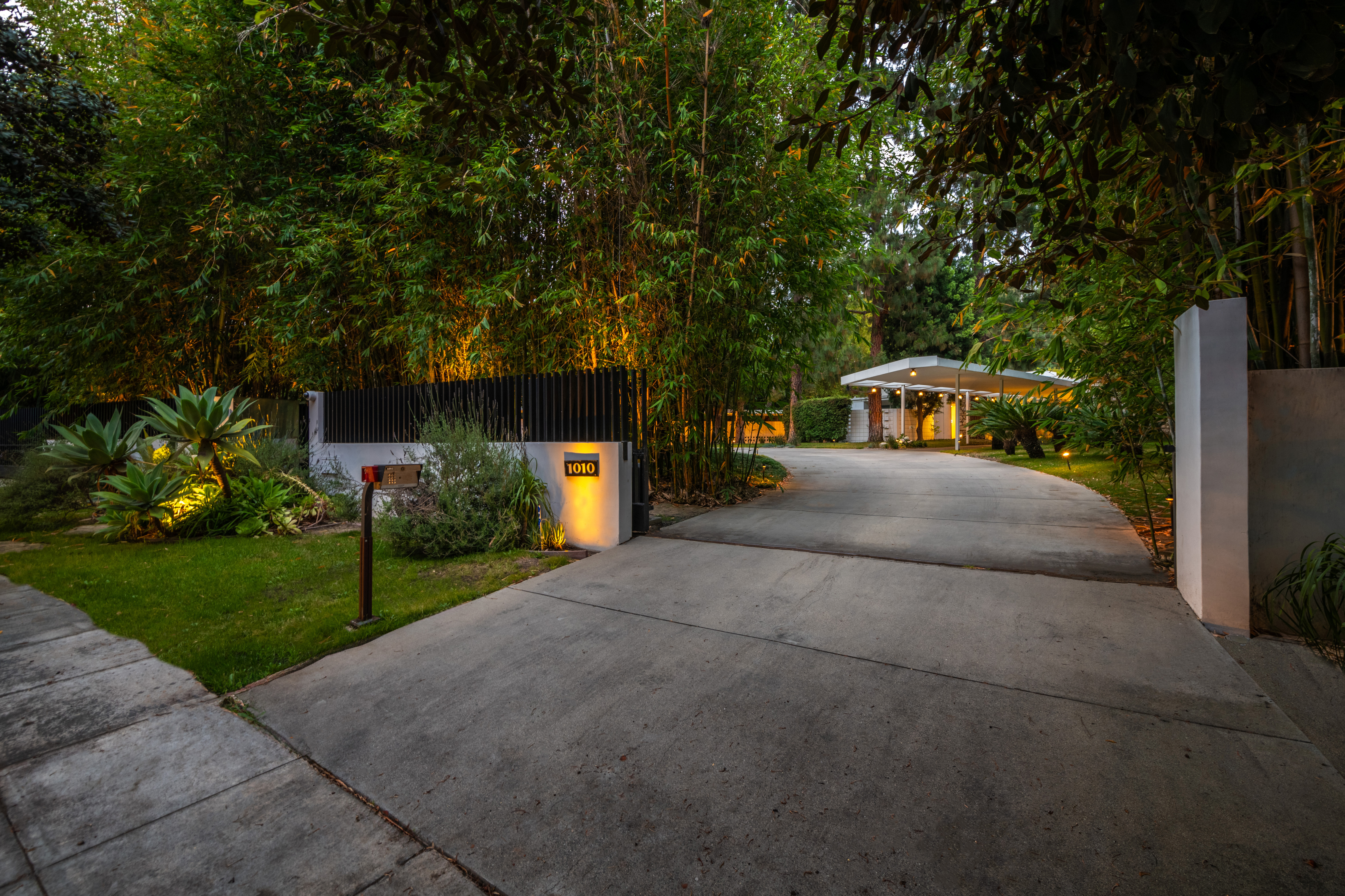 Beverly Hills, California, 90210, United States, 7 Bedrooms Bedrooms, ,2 BathroomsBathrooms,Residential,For Sale,1896171
