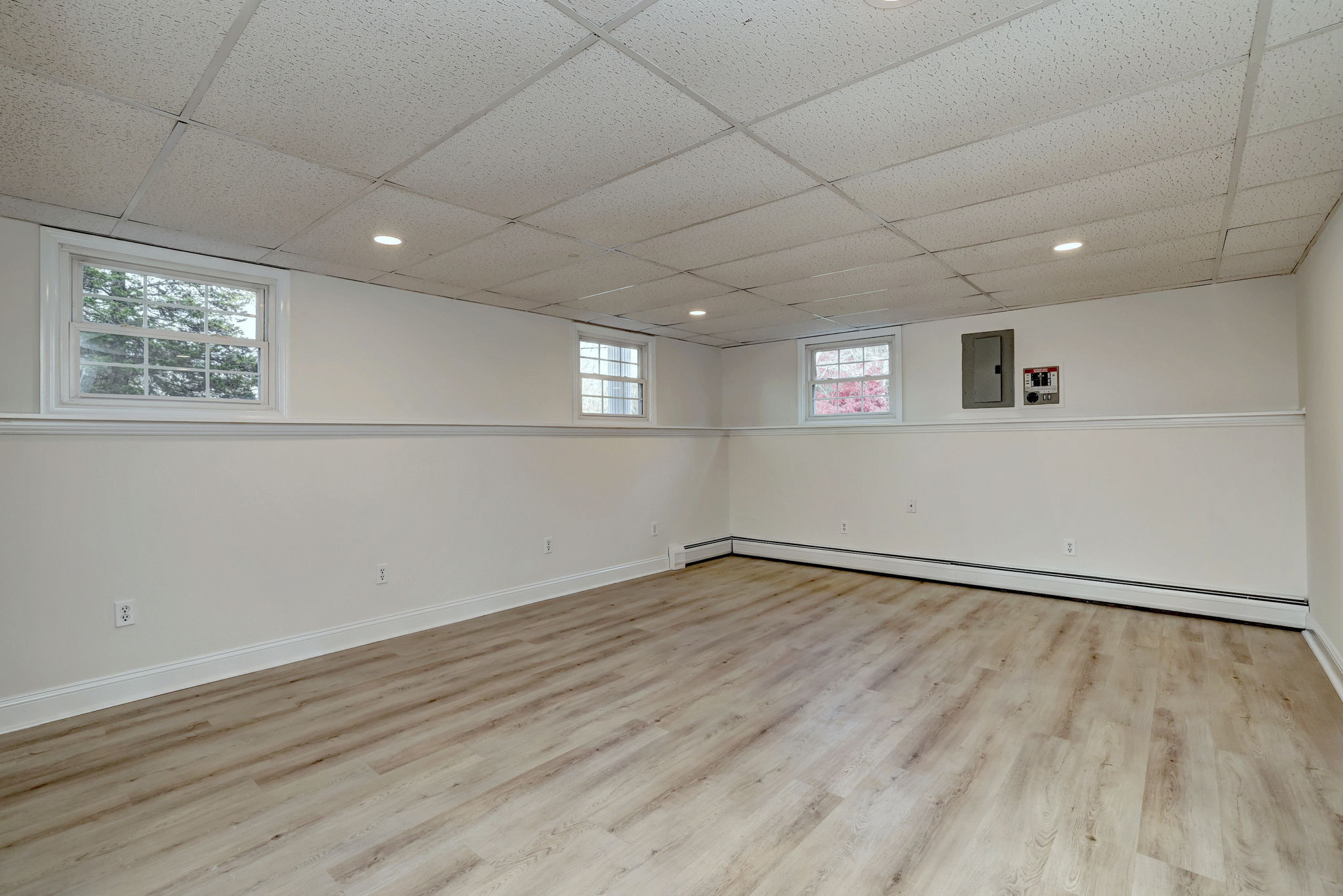 Newtown, Connecticut, 06482, United States, 4 Bedrooms Bedrooms, ,2 BathroomsBathrooms,Residential,For Sale,1990994