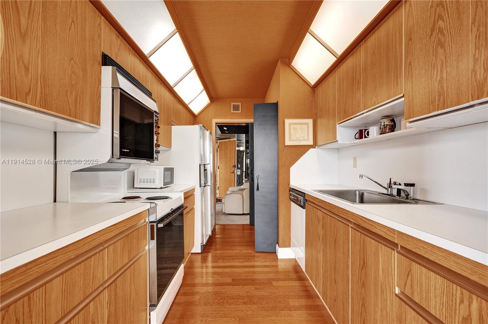 Aventura, Florida, 33180, United States, 2 Bedrooms Bedrooms, ,2 BathroomsBathrooms,Residential,For Sale,1994383