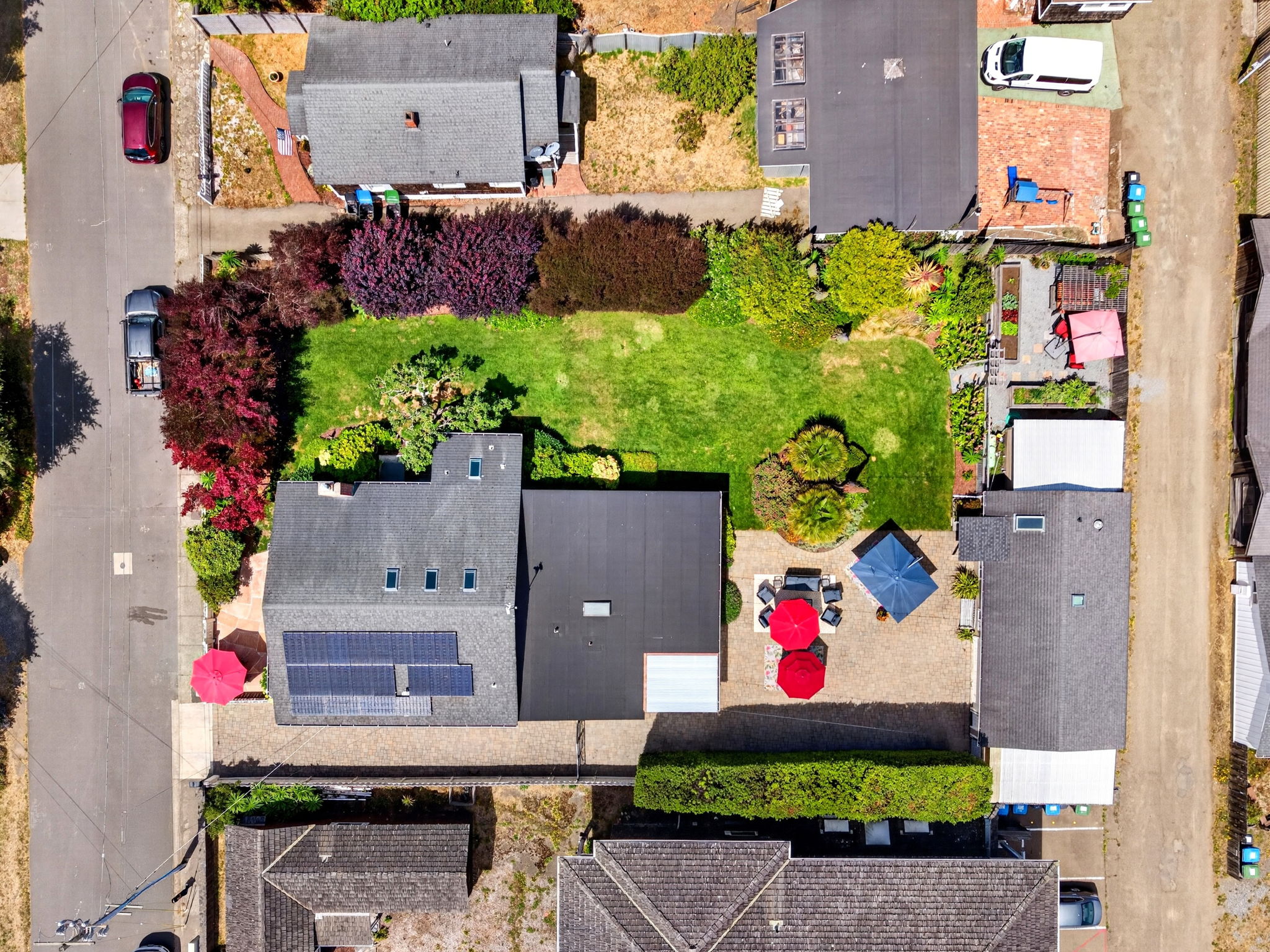  Two Homes w/Lush Landscaping - 物件實景