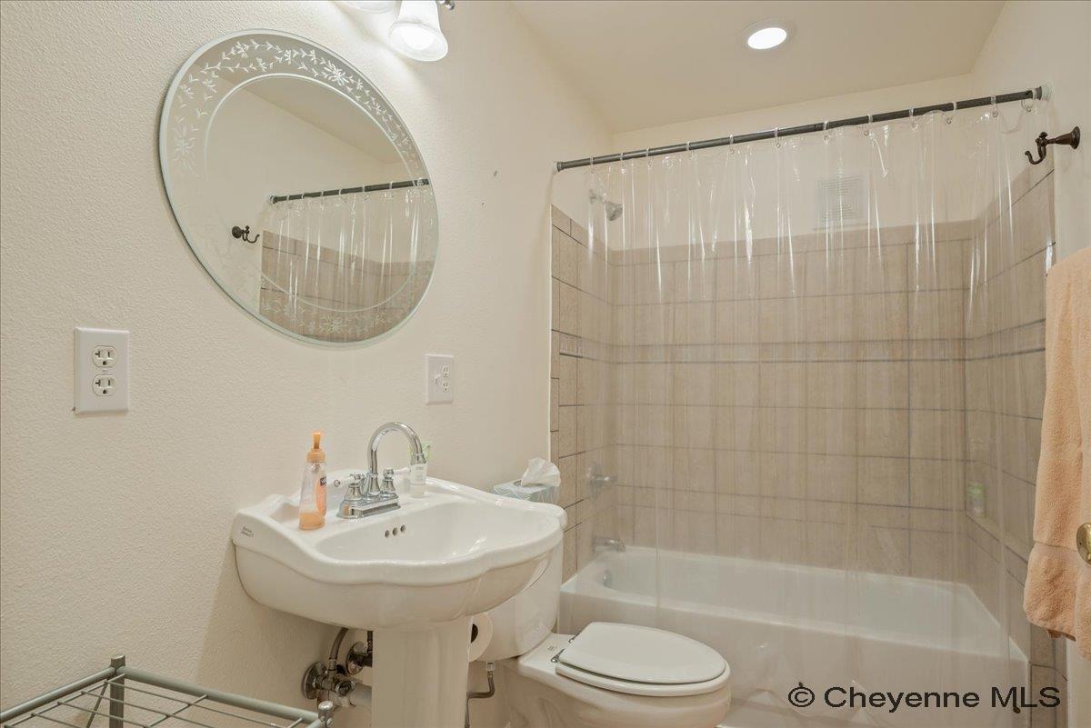 Cheyenne, Wyoming, 82007, United States, 5 Bedrooms Bedrooms, ,3 BathroomsBathrooms,Residential,For Sale,1993548