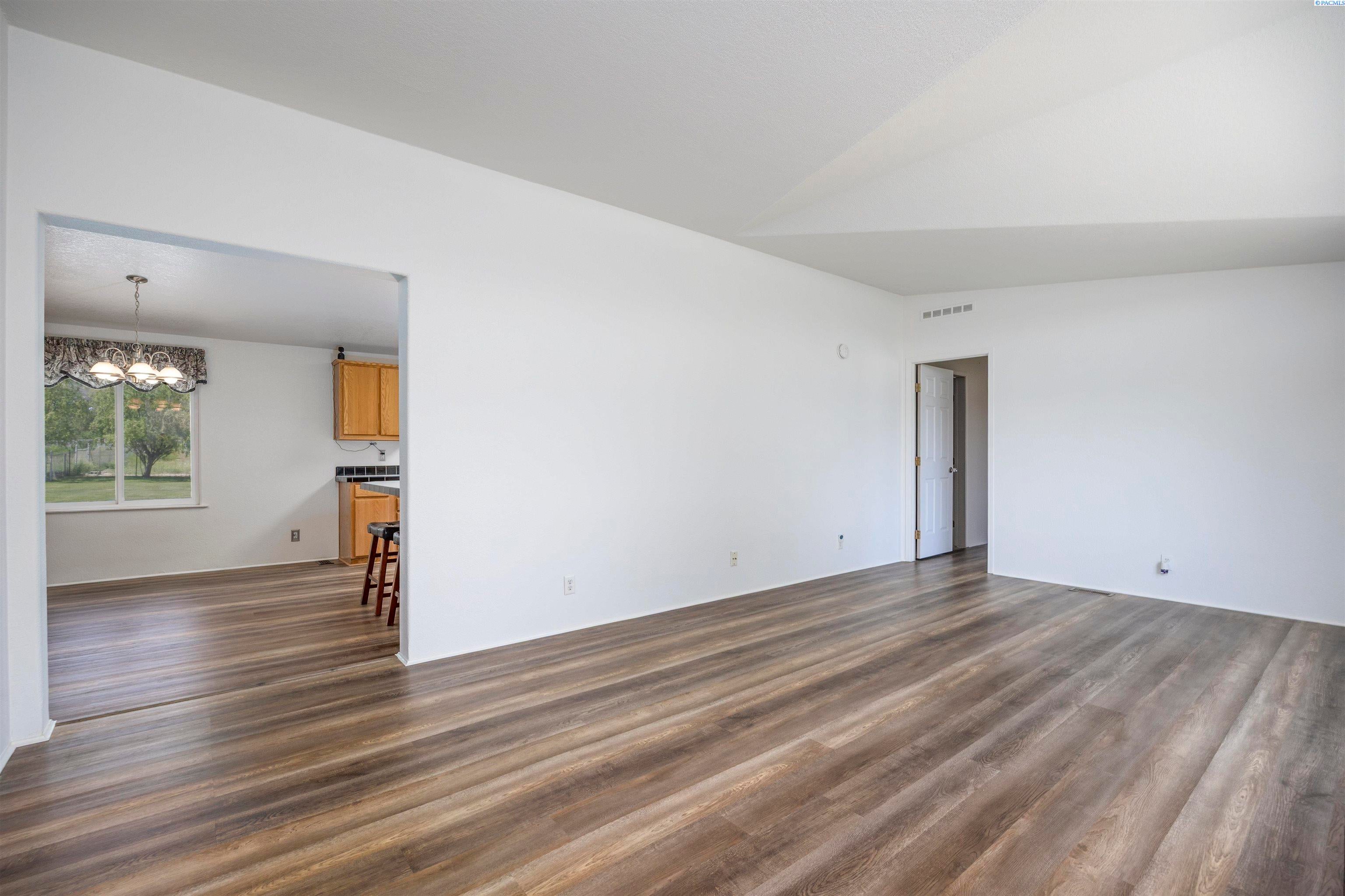 Benton City, Washington, 99320, United States, 3 Bedrooms Bedrooms, ,2 BathroomsBathrooms,Residential,For Sale,1983033