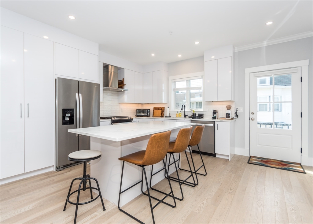 Waltham, Massachusetts, 02453, United States, 3 Bedrooms Bedrooms, ,4 BathroomsBathrooms,Residential,For Sale,1786216