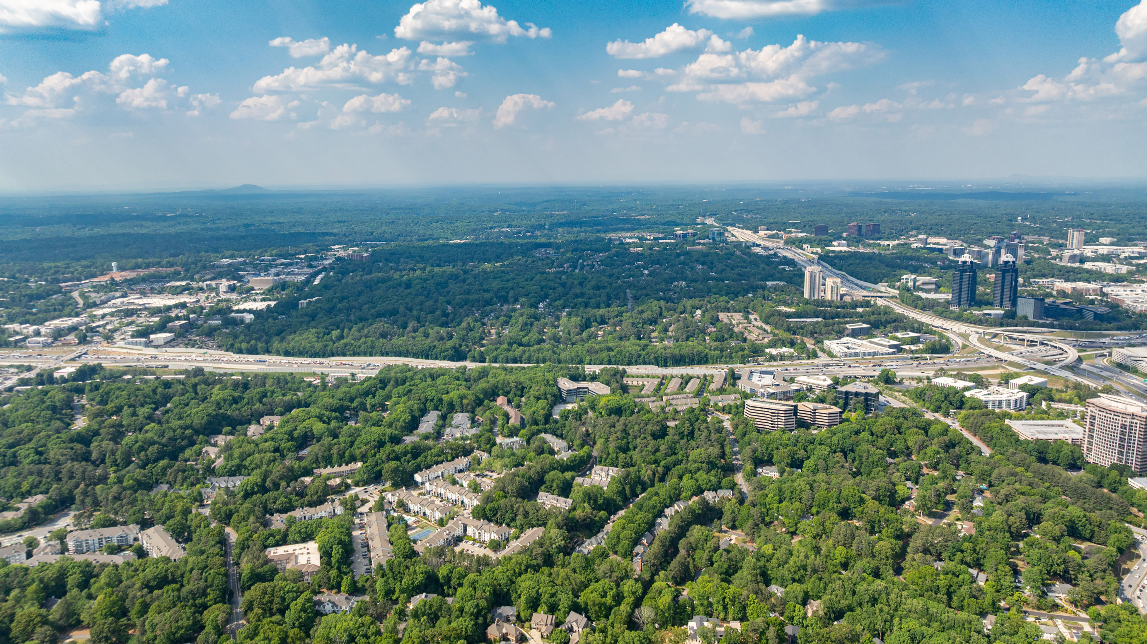  Sandy Springs Townhome Lives Like a Single Family Residence - 物件實景