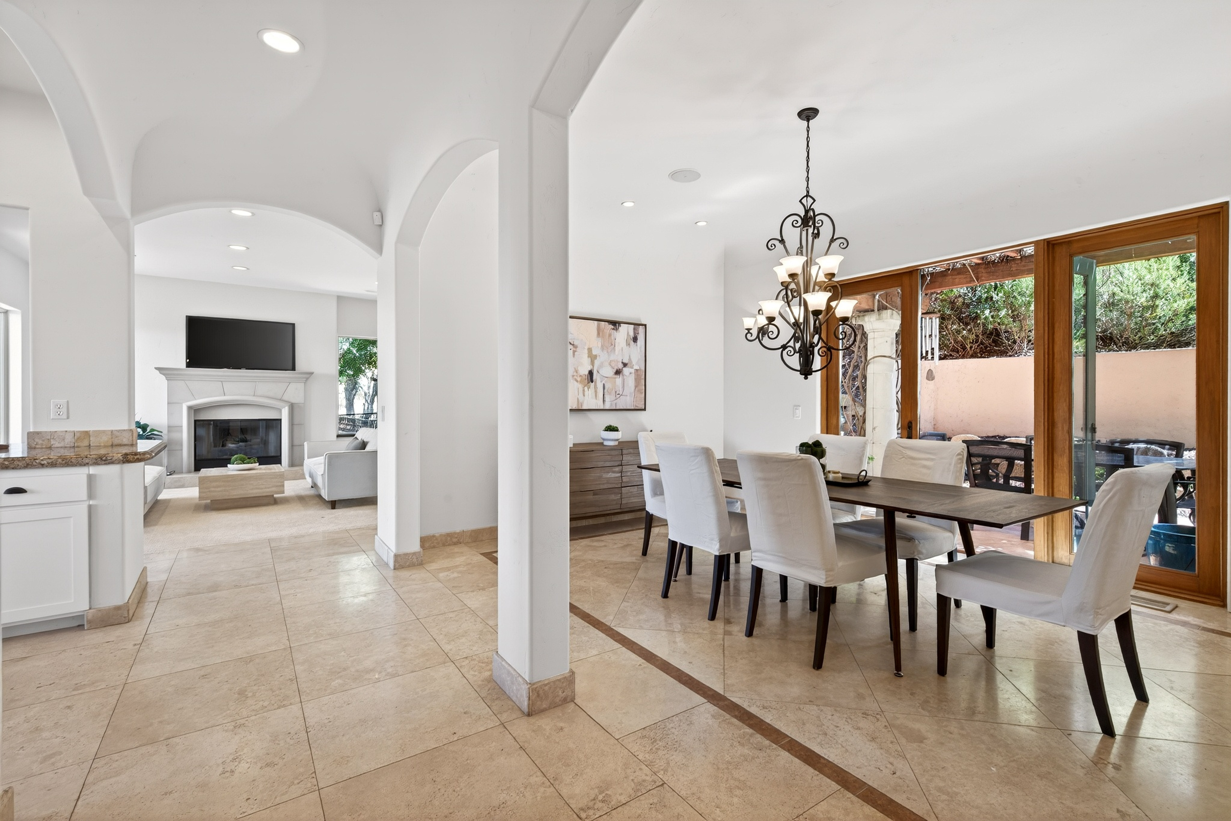  An Extraordinary Round Hill Estate Defined by Privacy, Views, and Sophistication - 物件實景