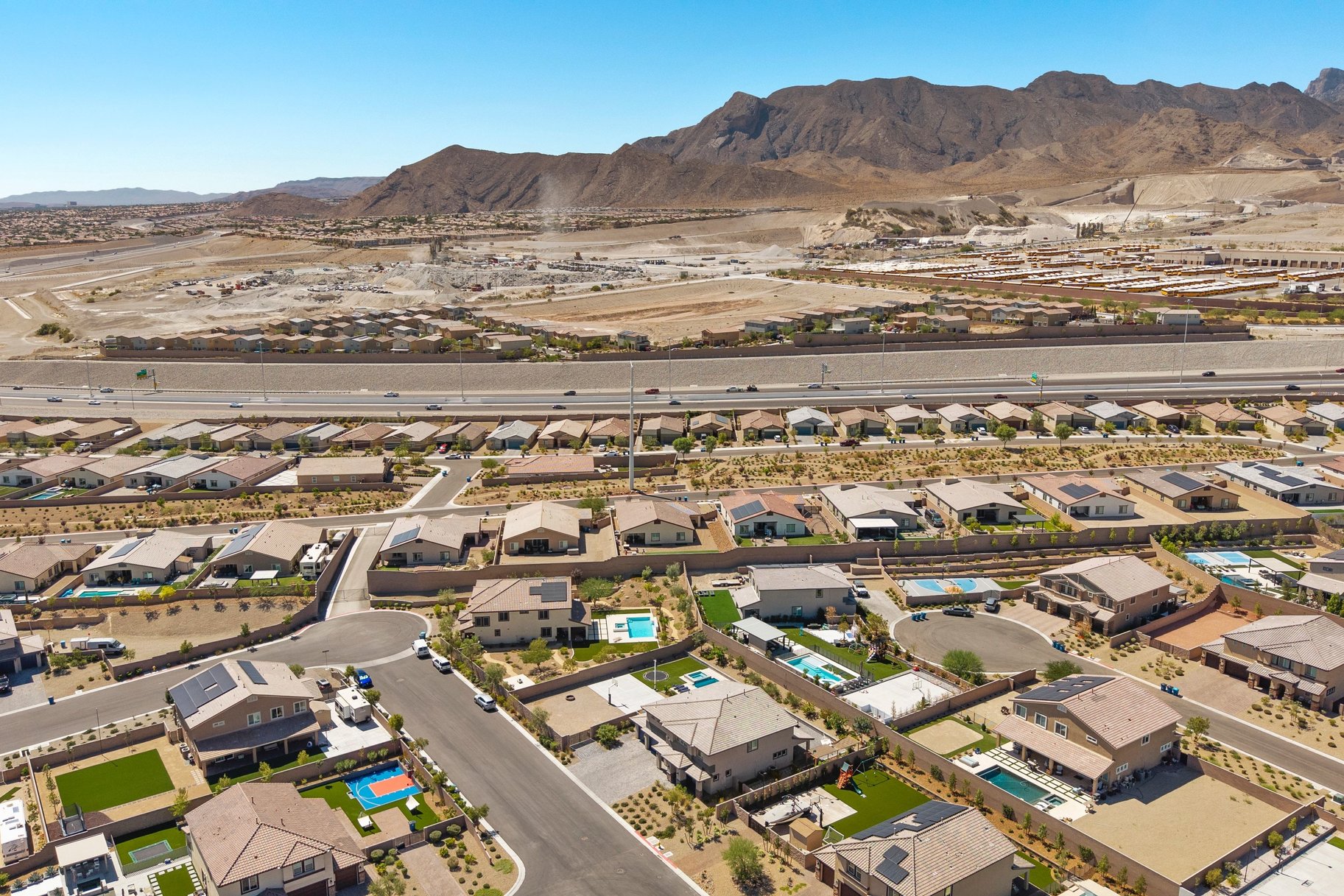  Almost Half Acre With RV Parking - 物件實景