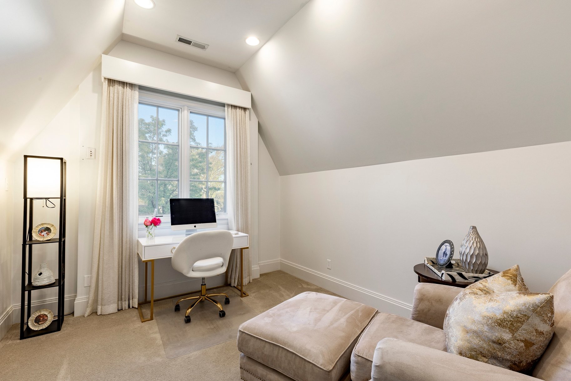  Stunning Custom Build on Millcreek Way - 物件實景
