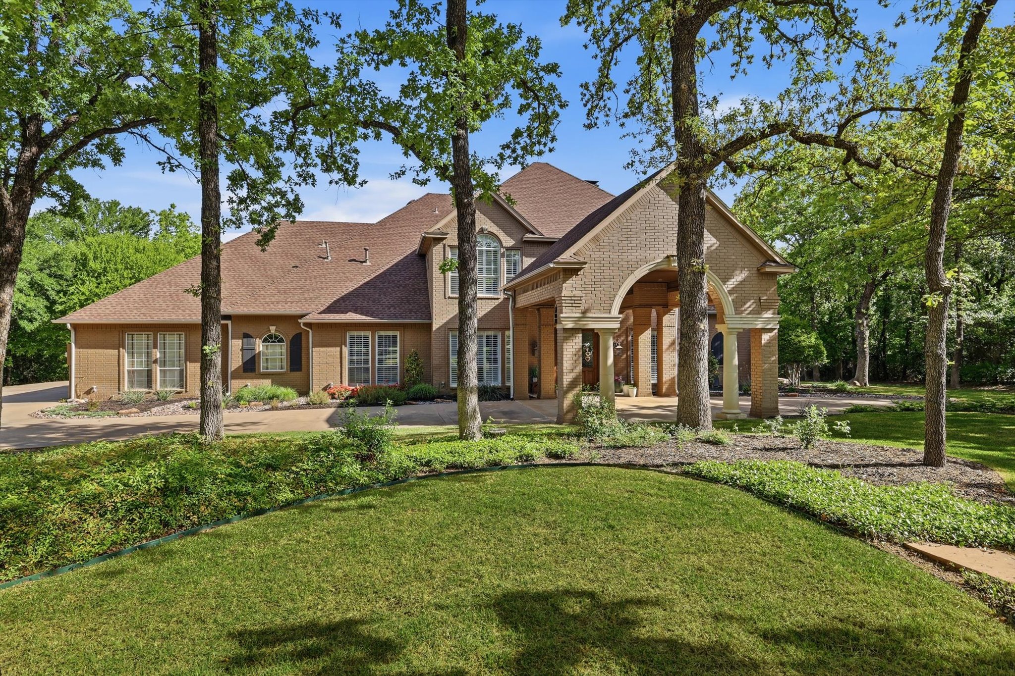  Resort-Style Estate Living on 1.9 Wooded Acres in Prestigious Shadow Wood Estate - 物件實景