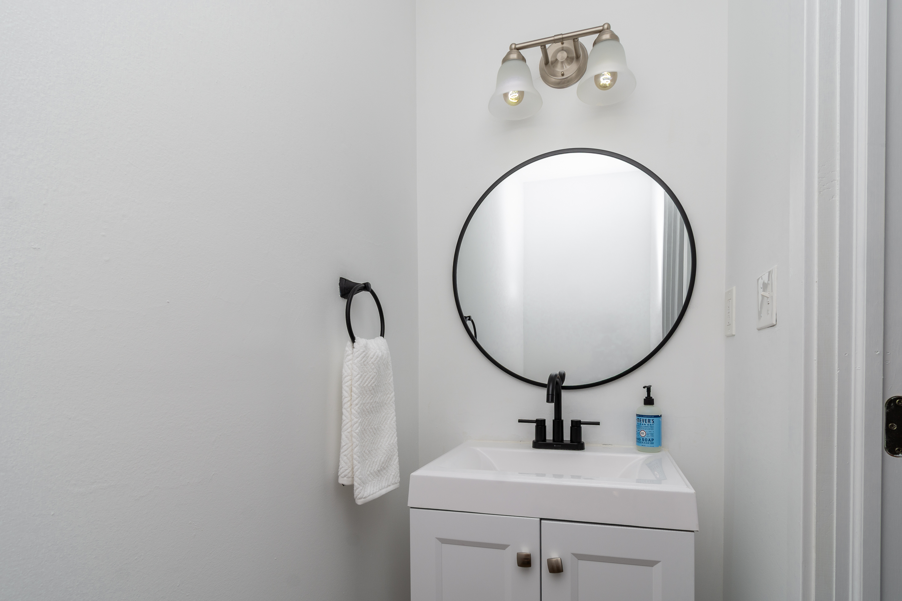  Stylish Three-Bedroom Townhome Near Shops, Dining and SEPTA - 物件實景