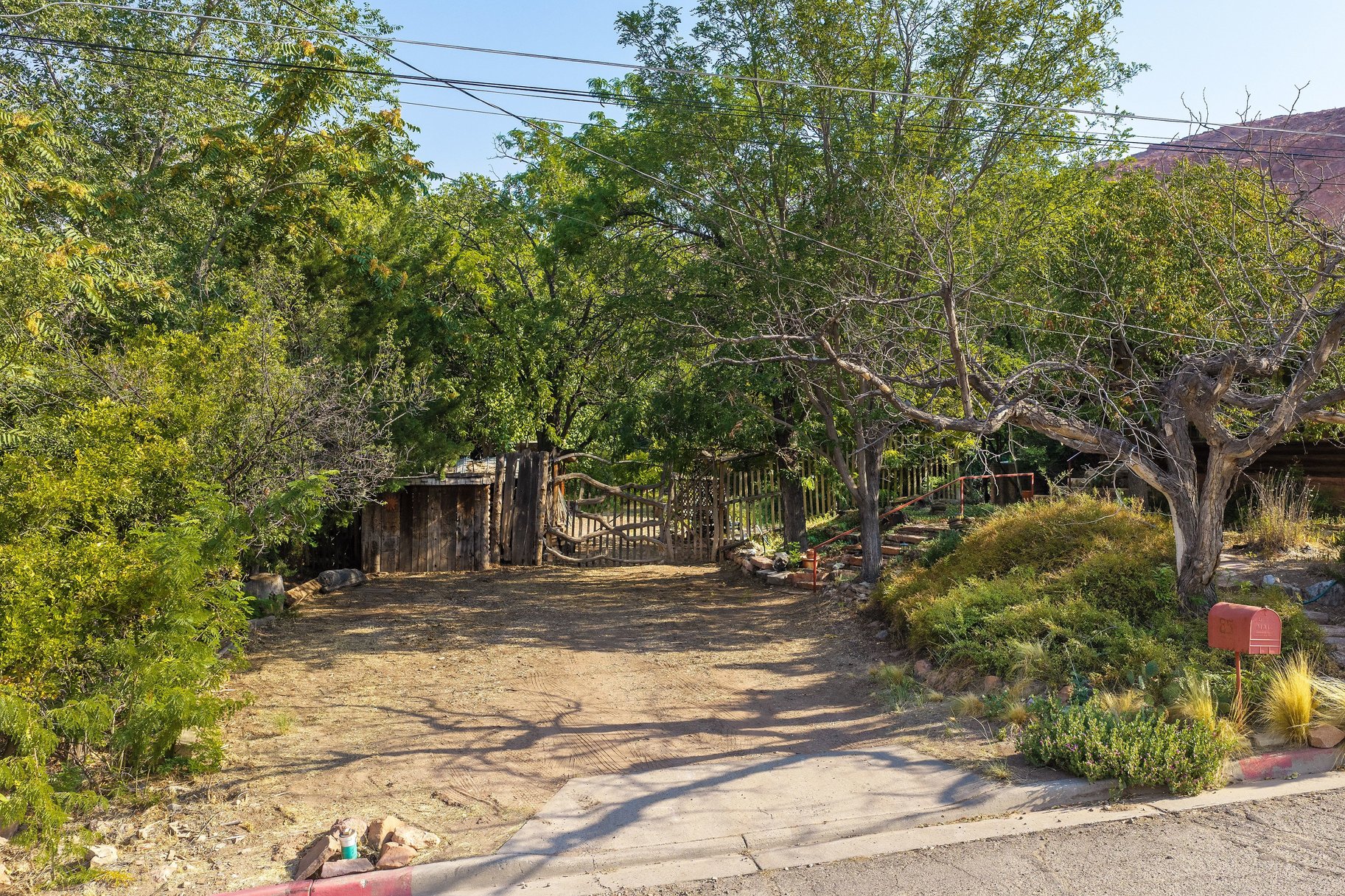  Great Location, Private Backyard & Plenty of Potential - 物件實景