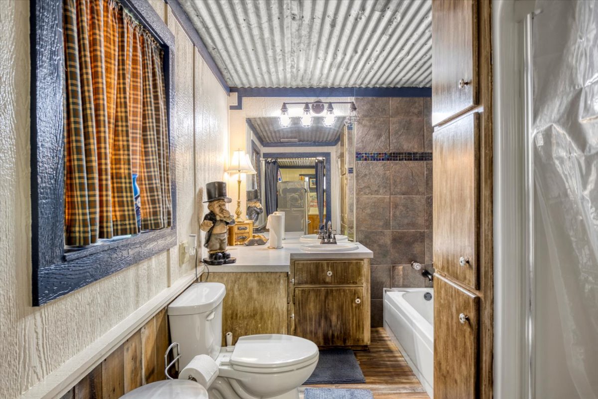 Carthage, Texas, 75633, United States, 5 Bedrooms Bedrooms, ,4 BathroomsBathrooms,Residential,For Sale,1804016