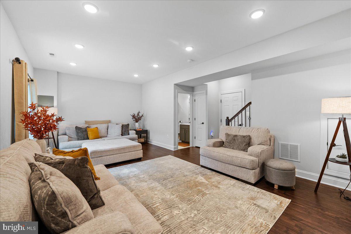 Woodbridge, Virginia, 22193, United States, 3 Bedrooms Bedrooms, ,4 BathroomsBathrooms,Residential,For Sale,1921081