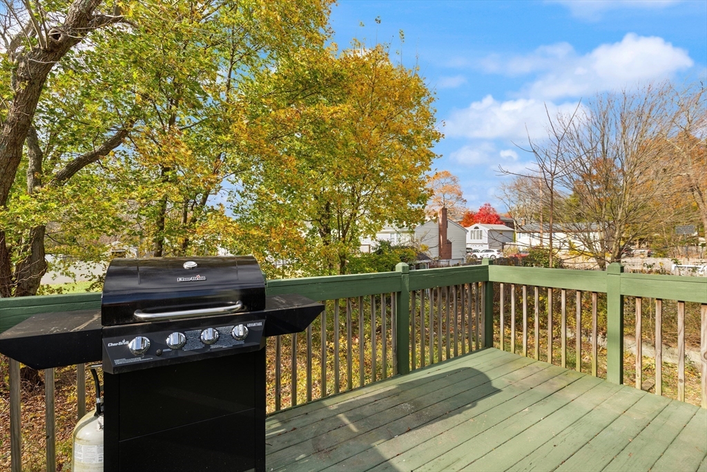 Stoughton, Massachusetts, 02072, United States, 5 Bedrooms Bedrooms, ,2 BathroomsBathrooms,Residential,For Sale,1989106