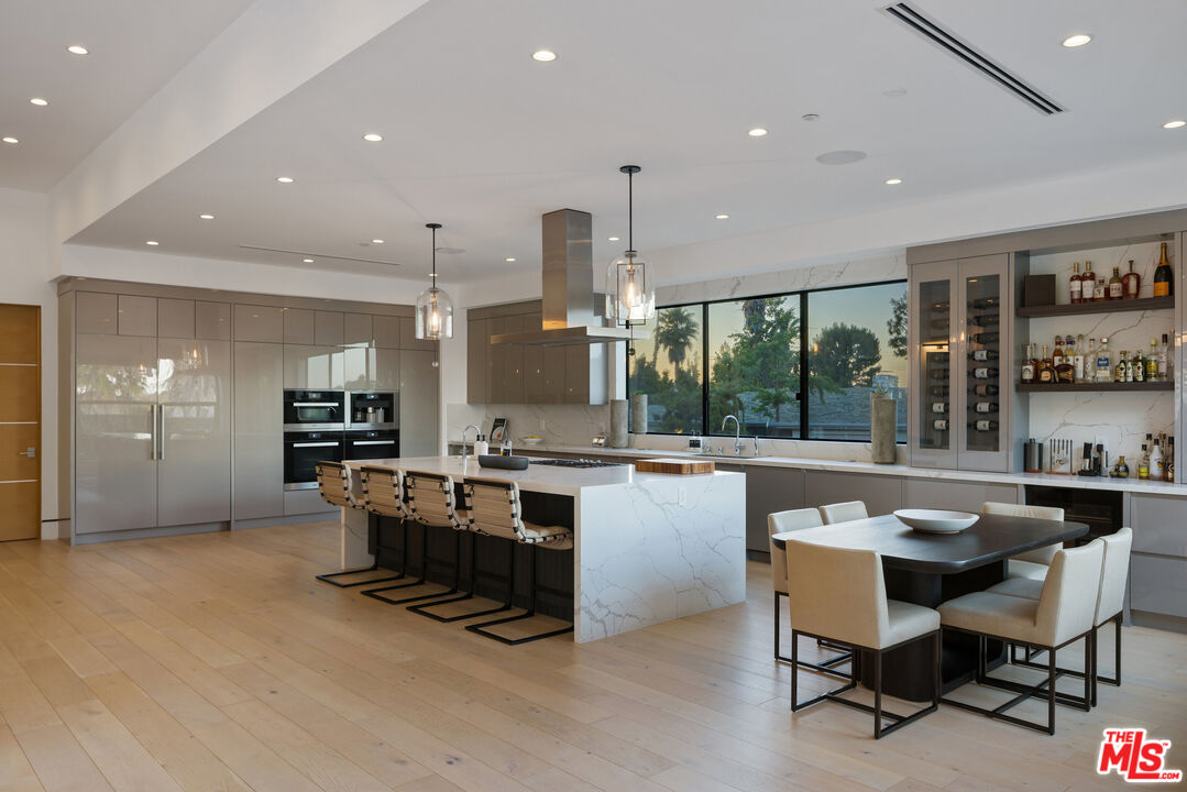 Los Angeles, California, 90049, United States, 4 Bedrooms Bedrooms, ,5 BathroomsBathrooms,Residential,For Sale,1862276