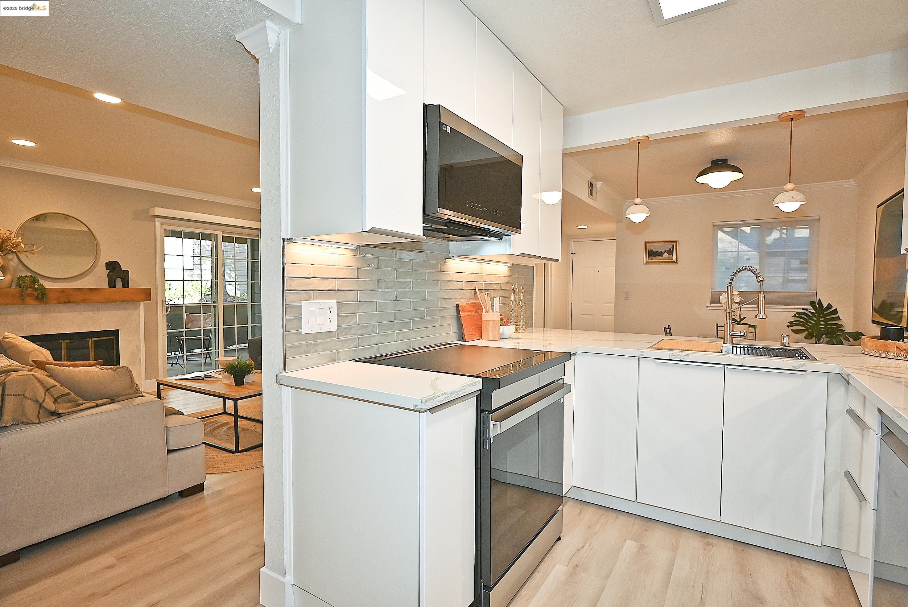 Oakland, California, 94605, United States, 2 Bedrooms Bedrooms, ,2 BathroomsBathrooms,Residential,For Sale,2000810