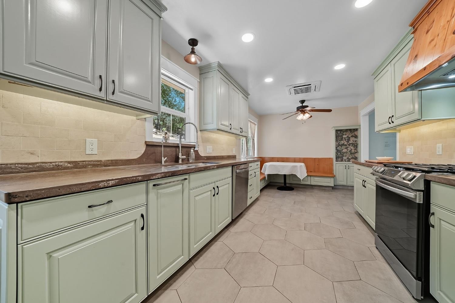 San Andreas, California, 95249, United States, 2 Bedrooms Bedrooms, ,2 BathroomsBathrooms,Residential,For Sale,1980033