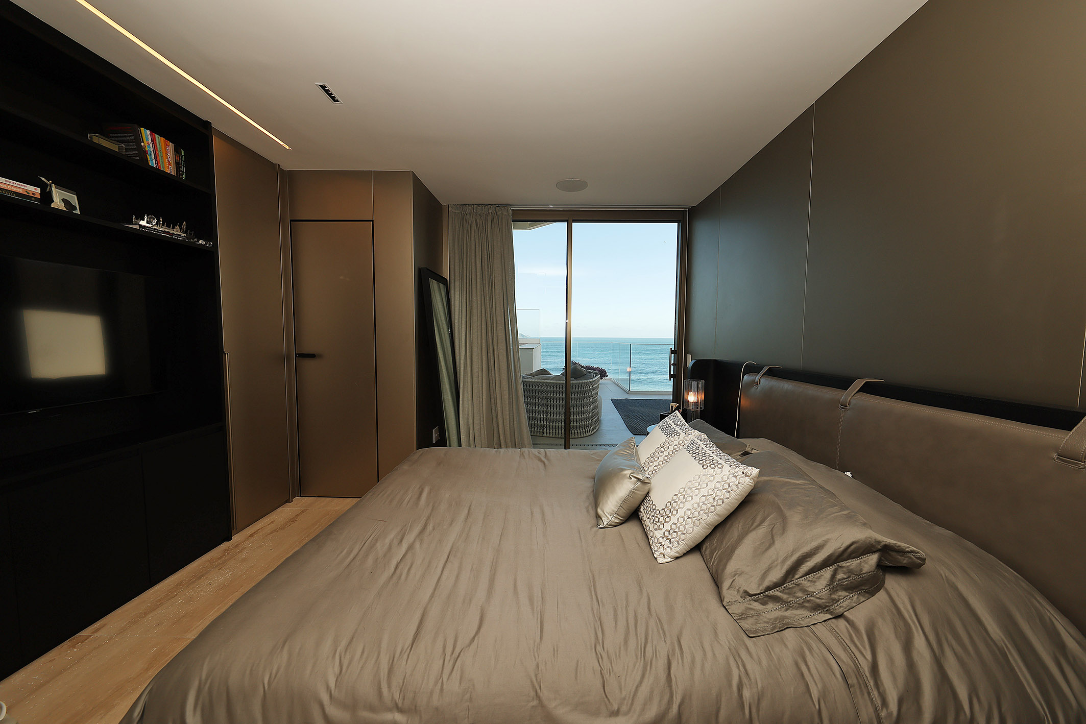  Uninterrupted Ocean Views in a One-of-a-Kind Penthouse in Leblon - 物件實景