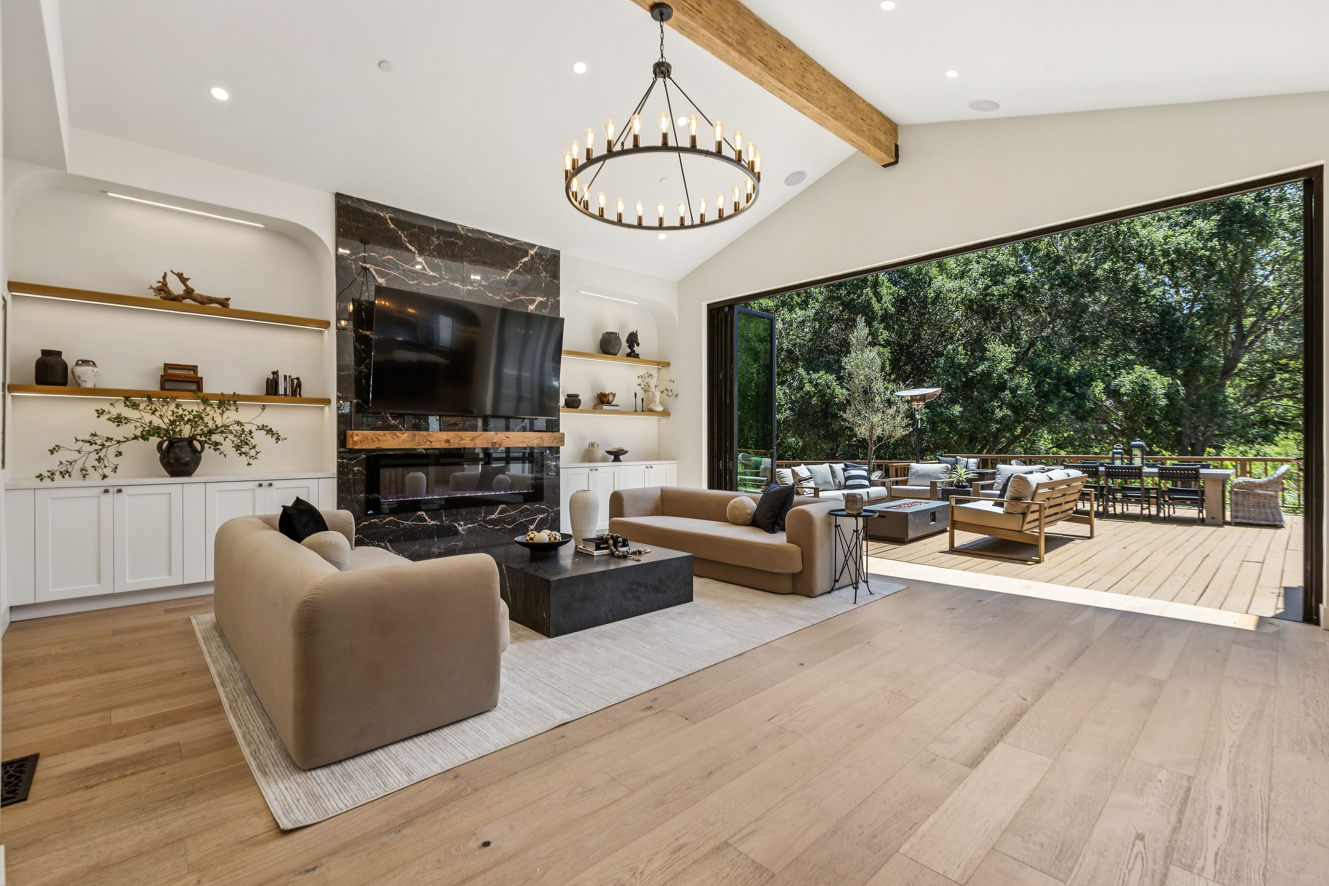  Private Gated Sanctuary With Expansive Outdoor Living - 物件實景