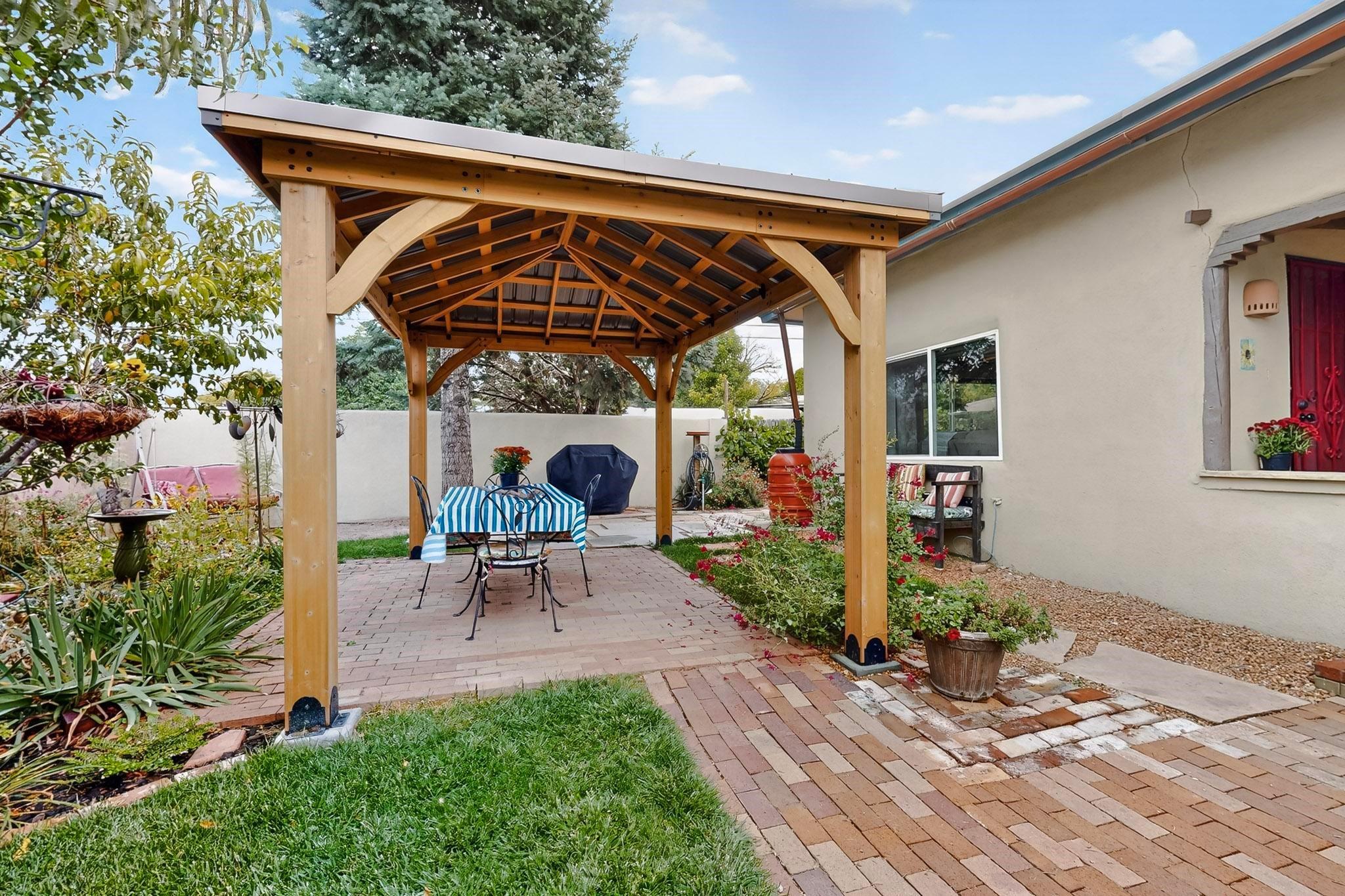 Santa Fe, New Mexico, 87505, United States, 3 Bedrooms Bedrooms, ,2 BathroomsBathrooms,Residential,For Sale,1971309