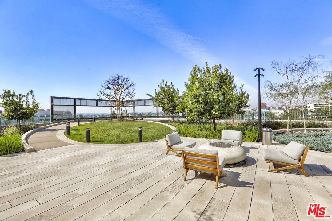 Los Angeles, California, 90017, United States, 1 Bedroom Bedrooms, ,2 BathroomsBathrooms,Residential,For Sale,1987856