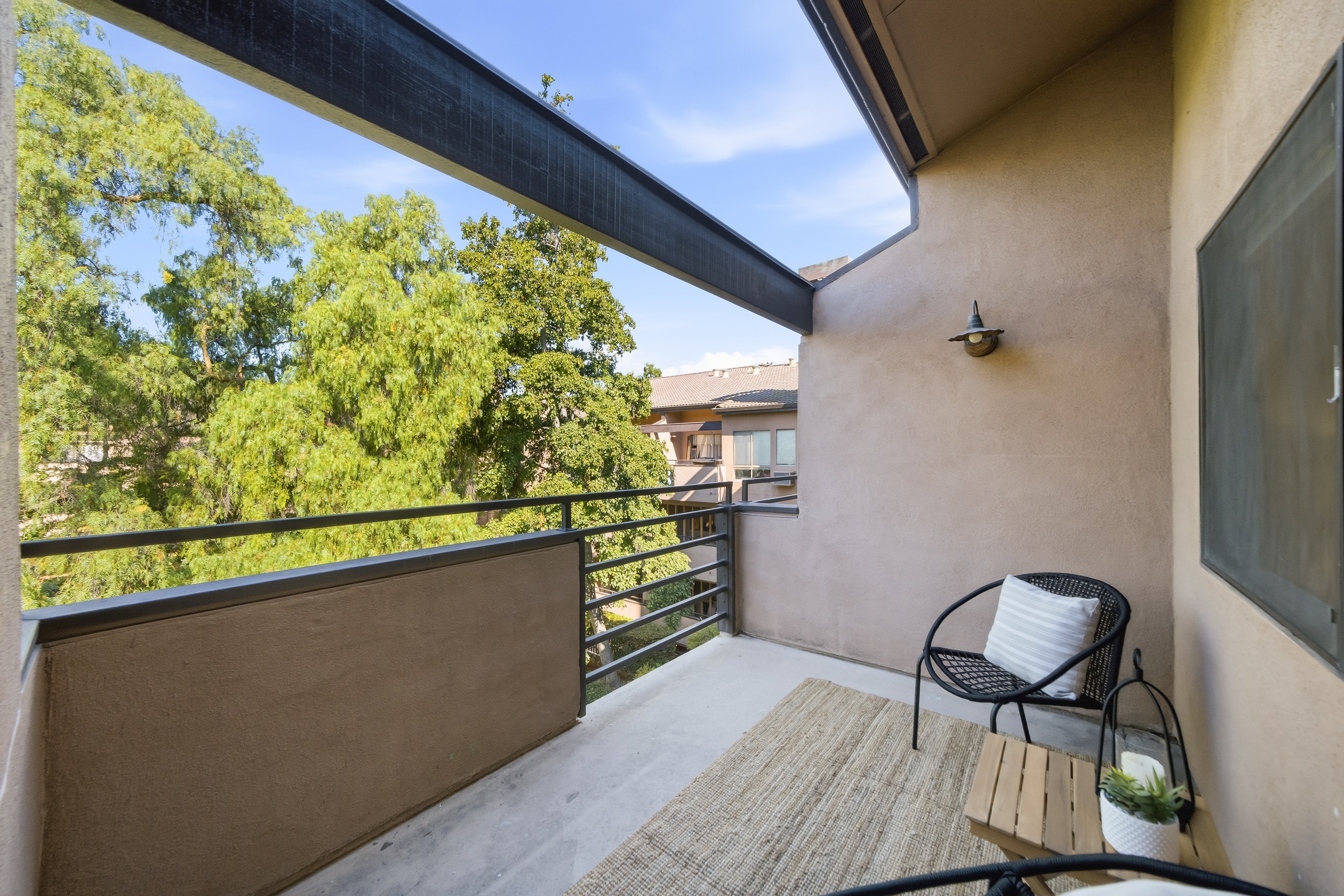  Beautifully Updated Top-Floor Living with Tranquil Courtyard Views - 物件實景