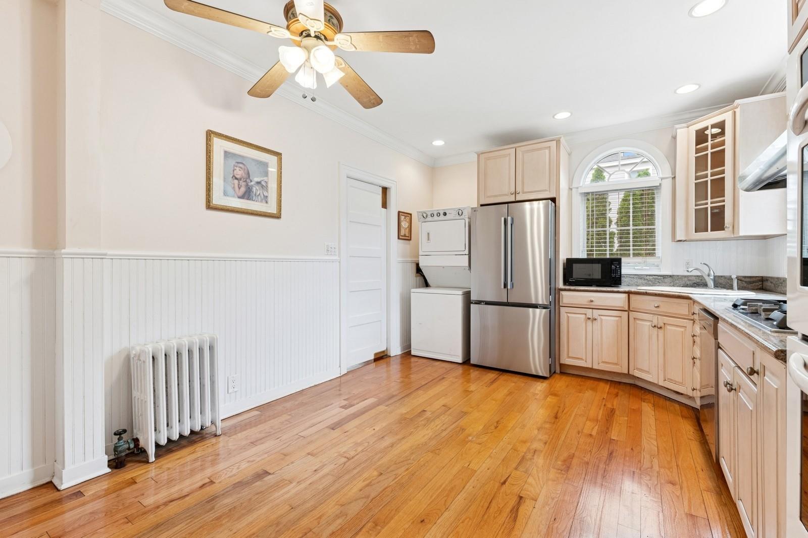 Bay Shore, New York, 11706, United States, 4 Bedrooms Bedrooms, ,3 BathroomsBathrooms,Residential,For Sale,1836669