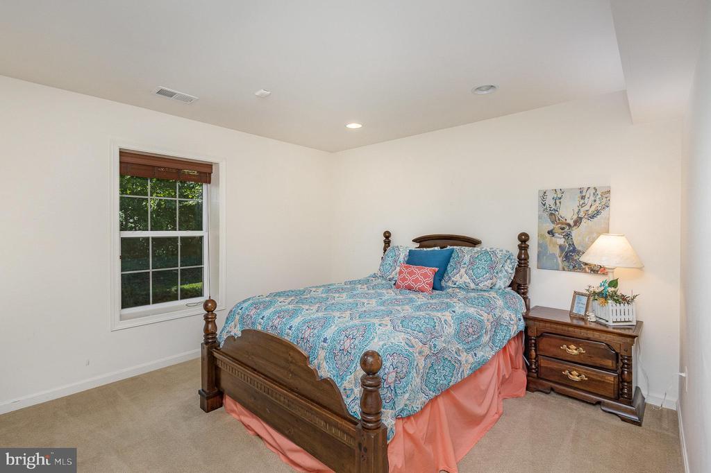 Fredericksburg, Virginia, 22406, United States, 5 Bedrooms Bedrooms, ,4 BathroomsBathrooms,Residential,For Sale,1932908