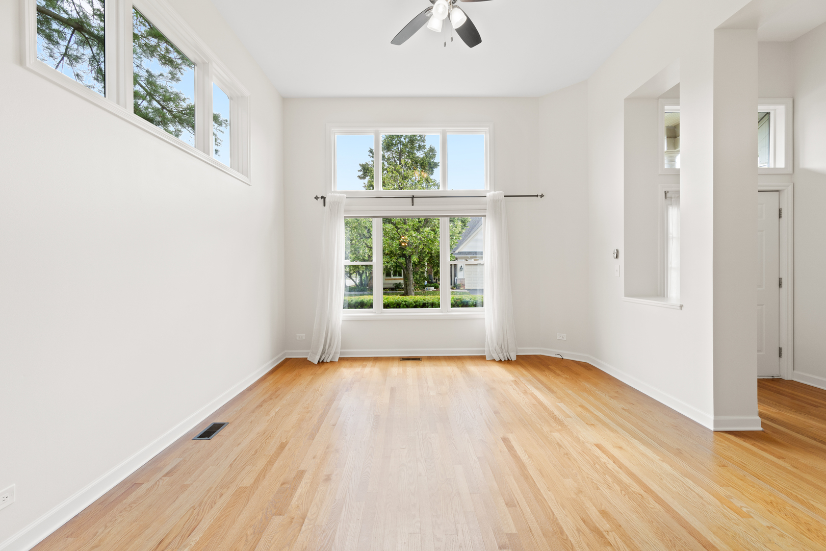 Glenview, Illinois, 60026, United States, 4 Bedrooms Bedrooms, ,4 BathroomsBathrooms,Residential,For Sale,1991544