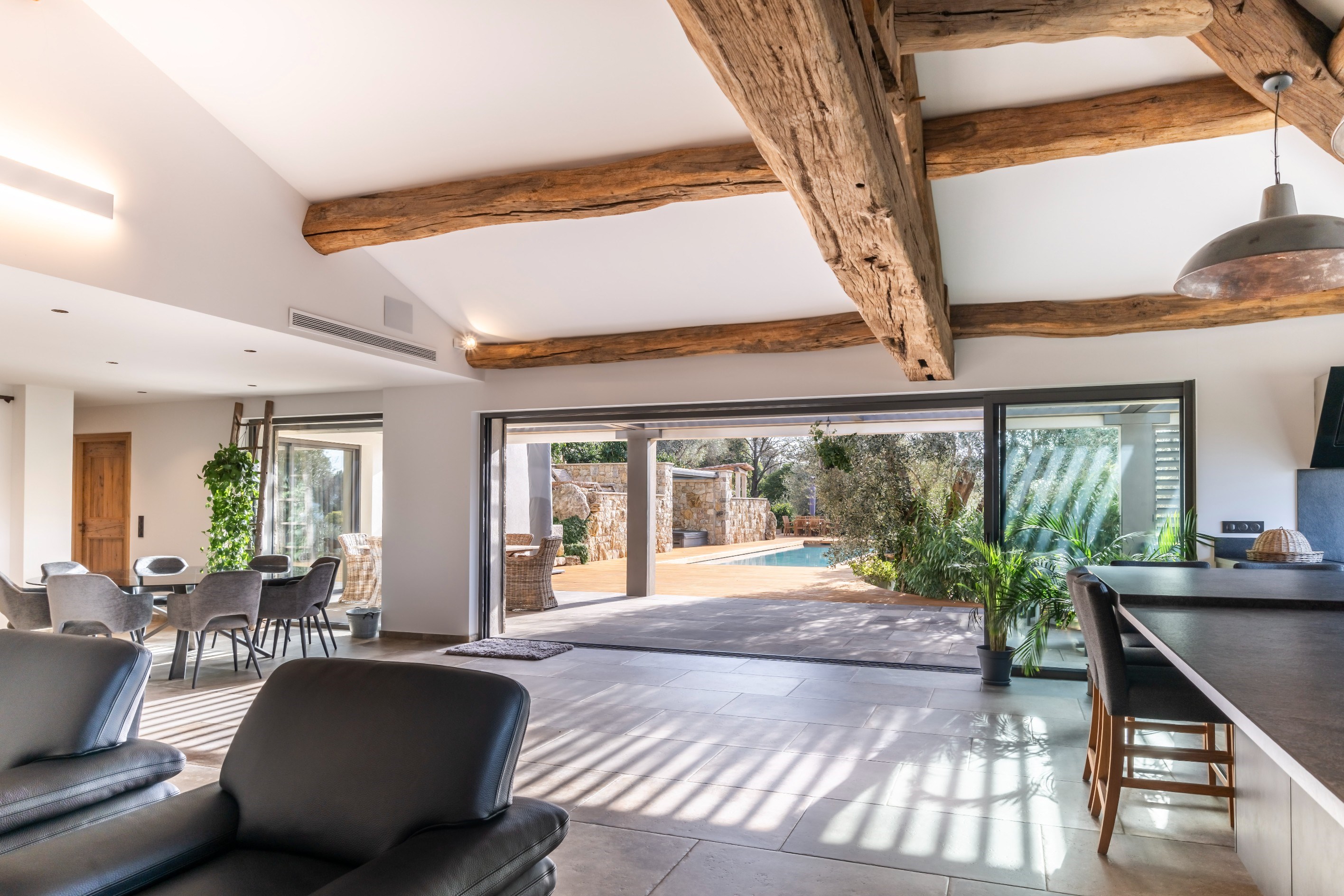  Mougins near Cannes, contemporary villa 283 sqm with pool in secure estate - 物件實景