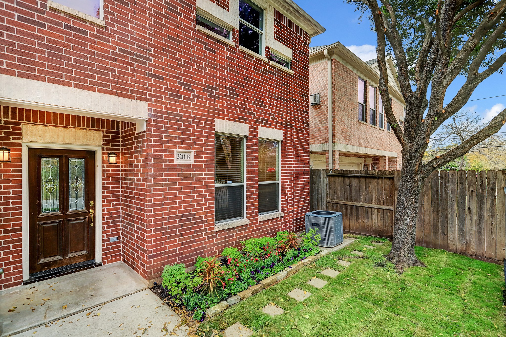  2211 Roy Street B - 物件實景