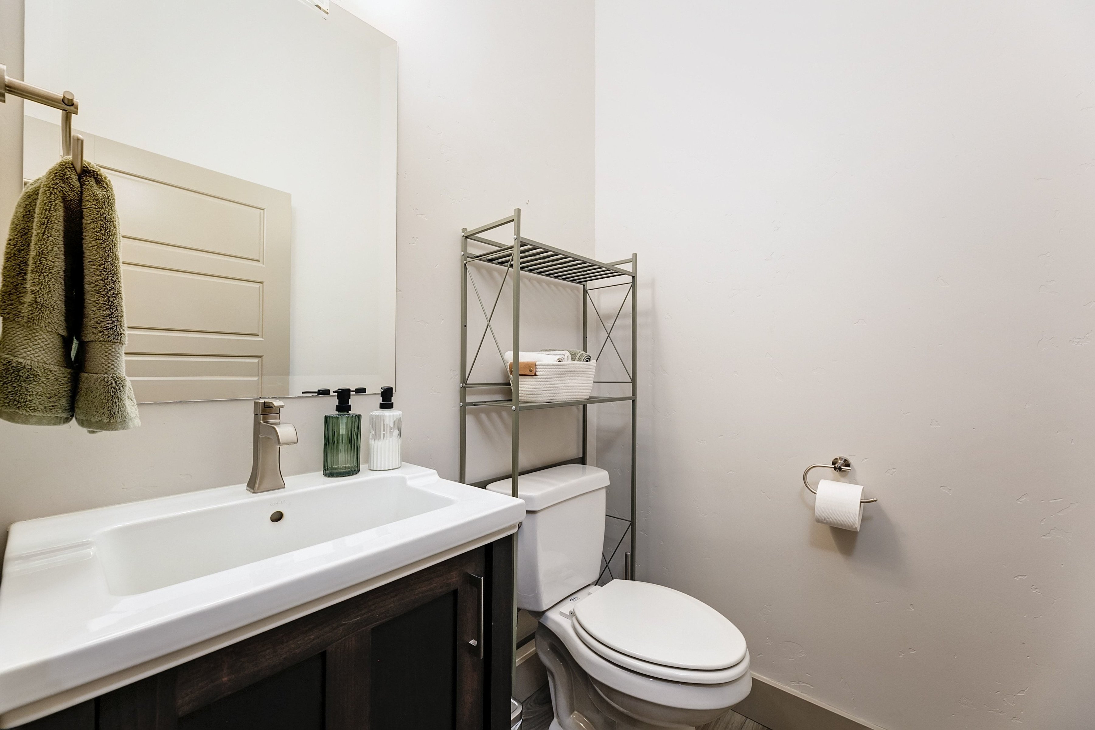  Beautiful Single Level - Former Builder Model Home - 物件實景