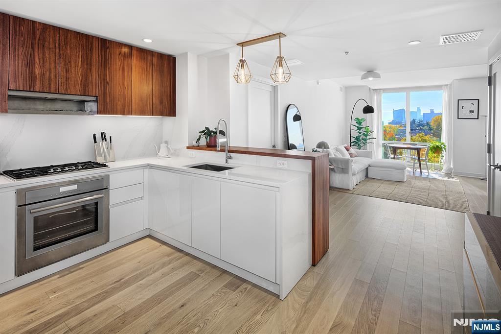 Hoboken, New Jersey, 07030, United States, 2 Bedrooms Bedrooms, ,2 BathroomsBathrooms,Residential,For Sale,1992140