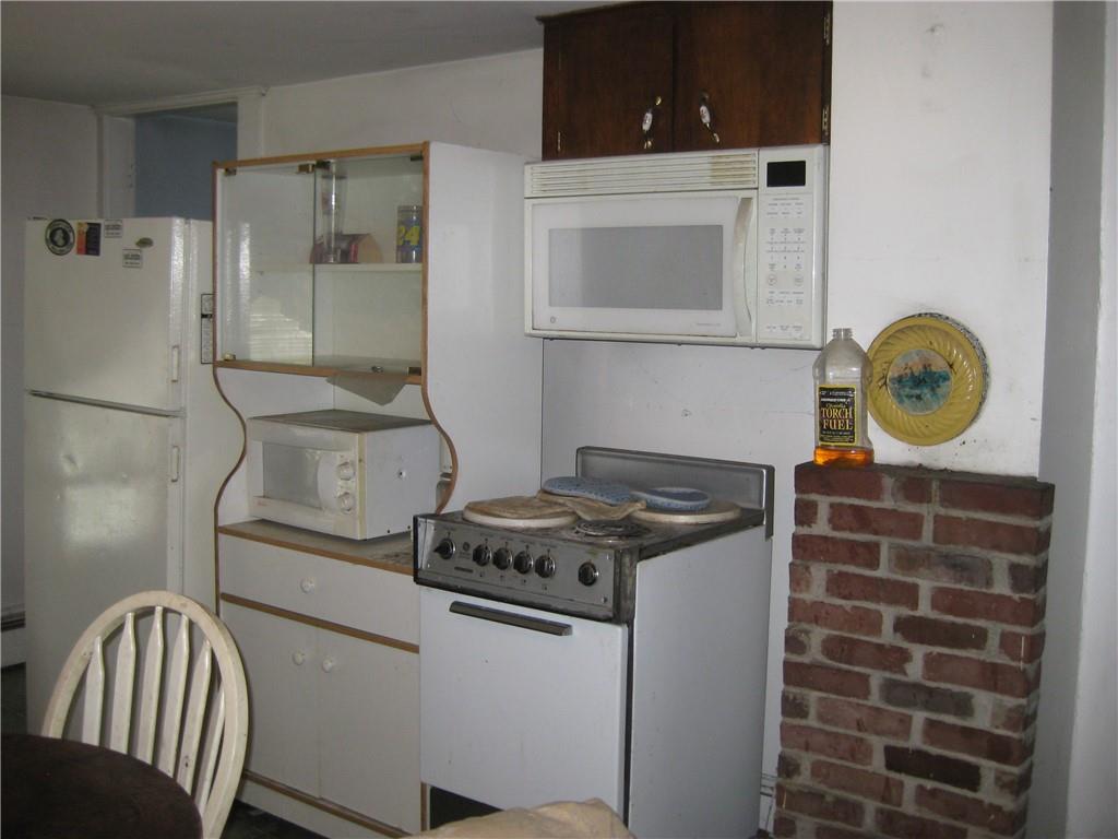 Middletown, Rhode Island, 02842, United States, 4 Bedrooms Bedrooms, ,2 BathroomsBathrooms,Residential,For Sale,1984430