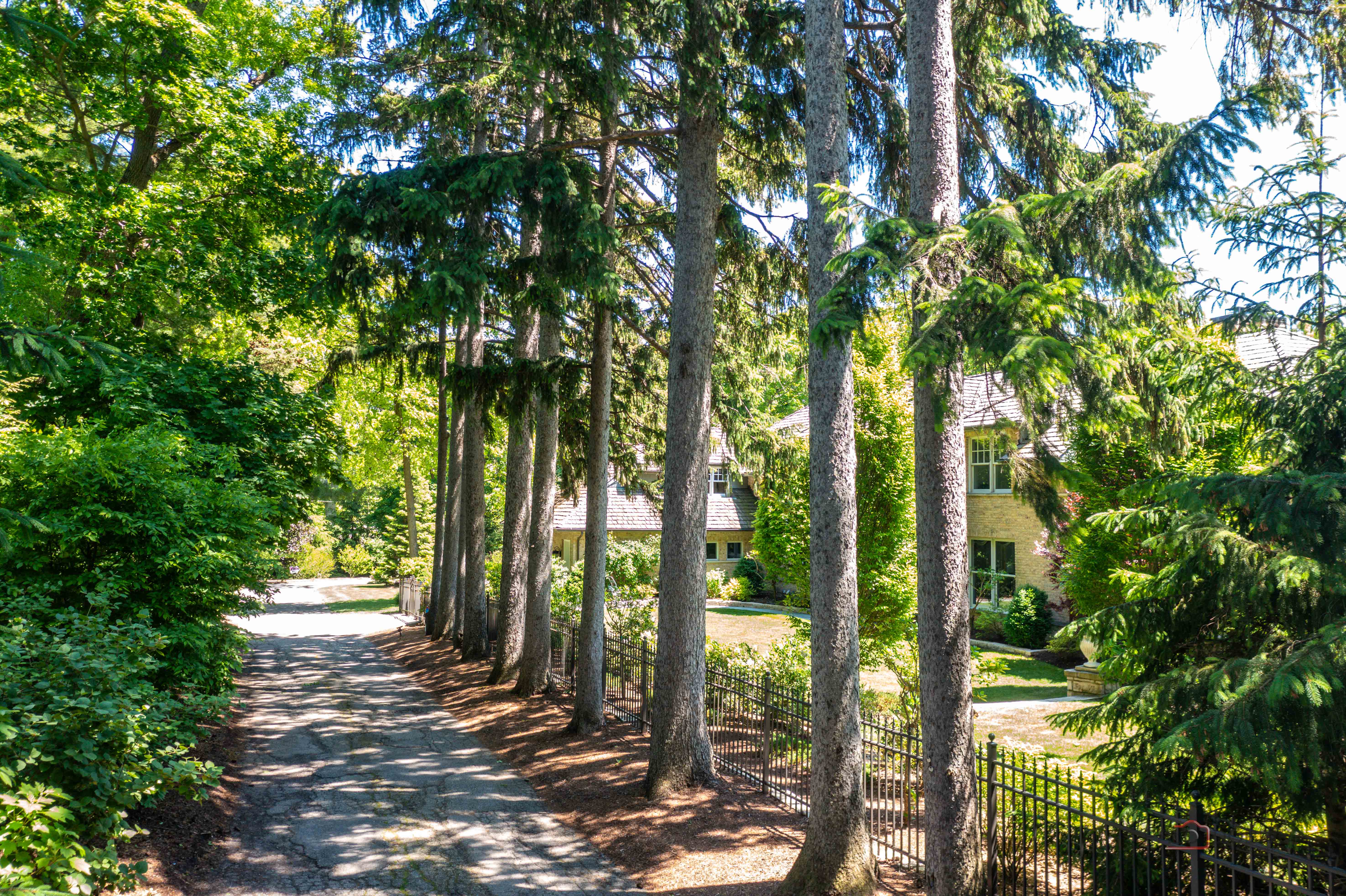  Timeless Architecture, Exceptional Privacy, and Beautifully Landscaped Grounds - 物件實景